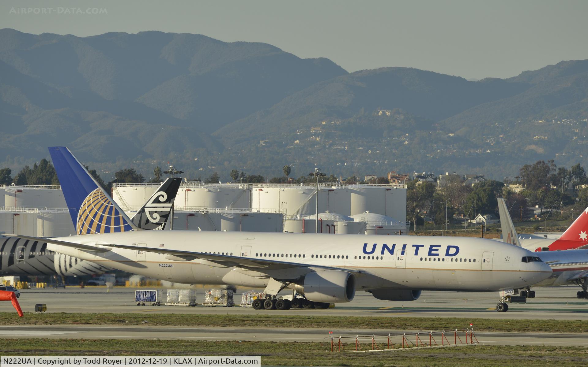 N222UA, 2001 Boeing 777-222 C/N 30553, Taxiing to gate