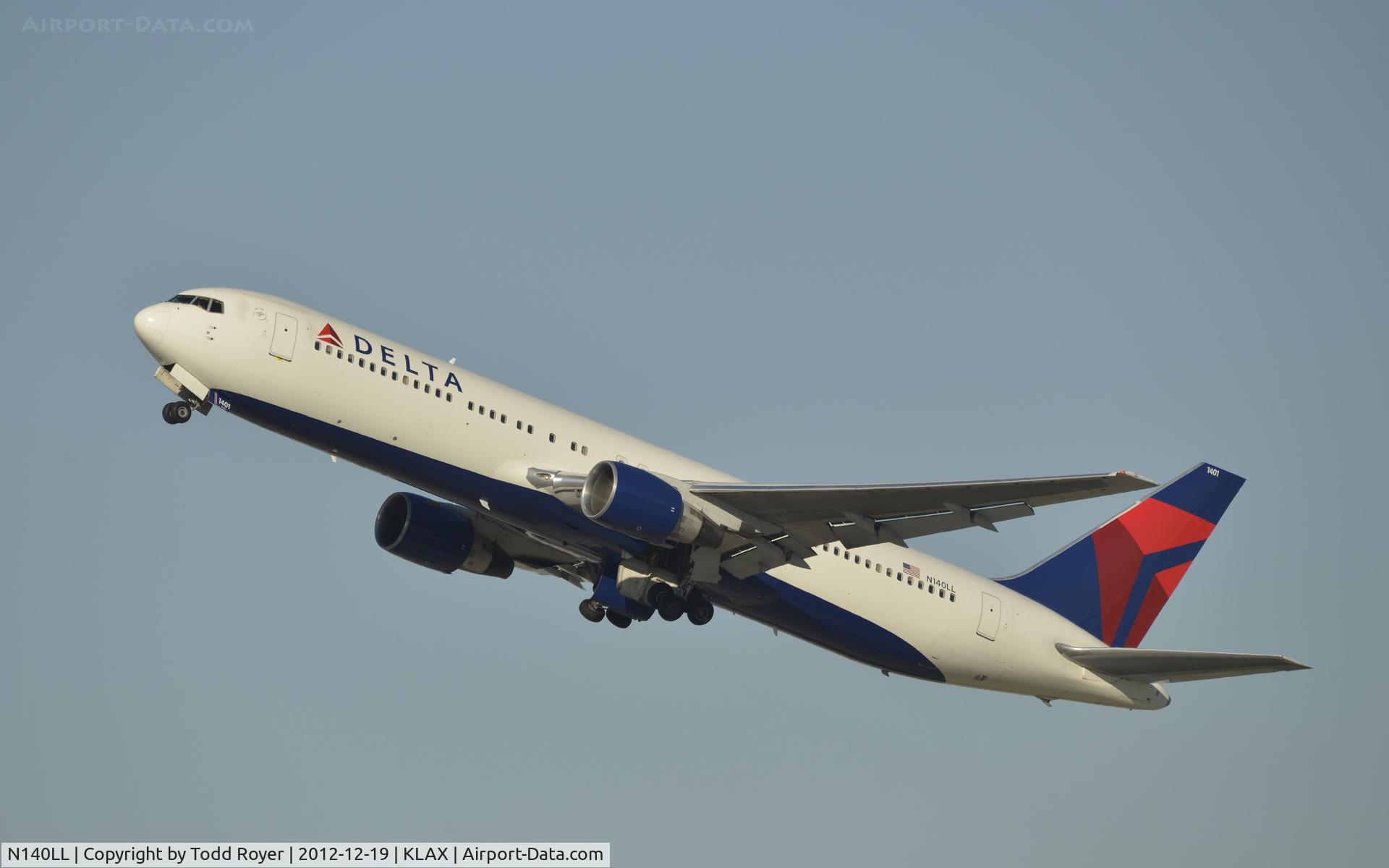 N140LL, 1993 Boeing 767-332 C/N 25988, Departing LAX