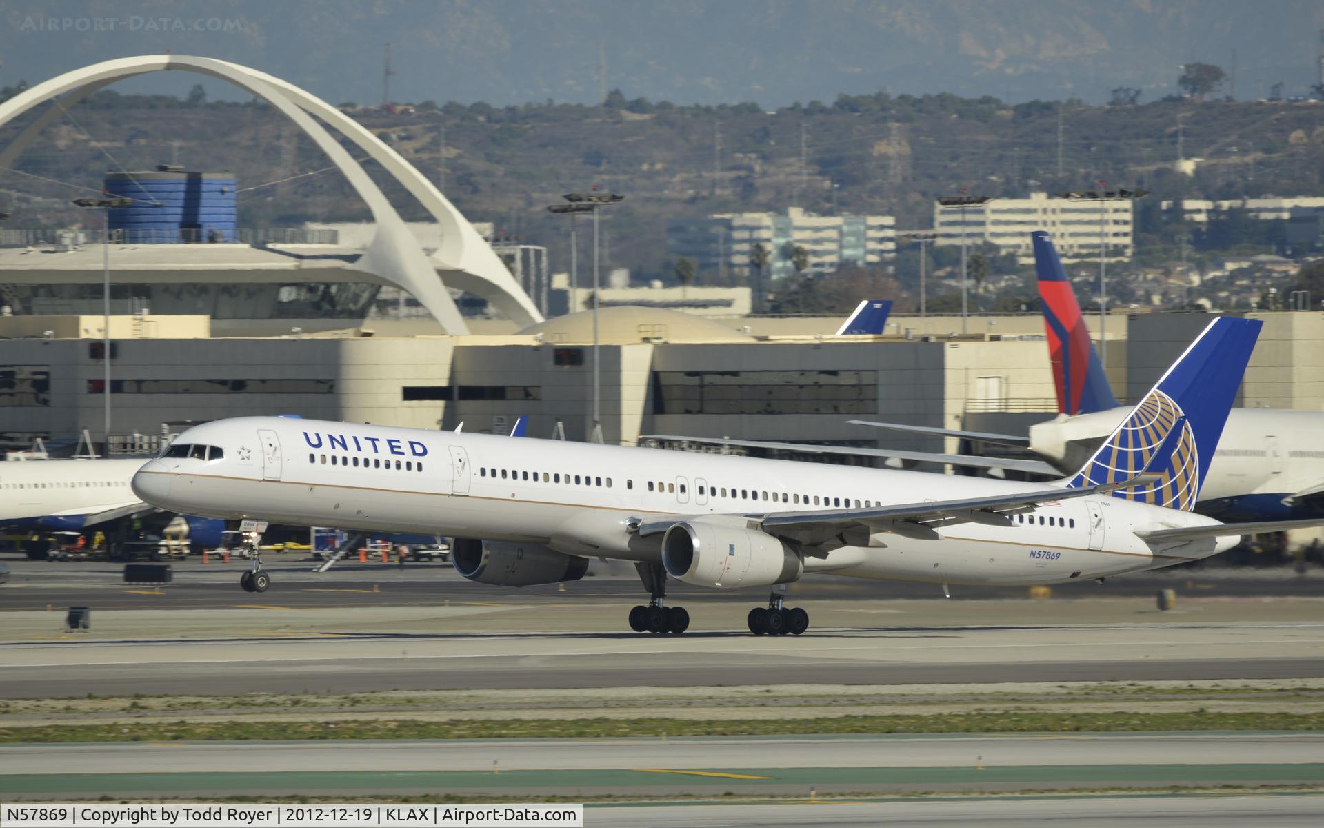 N57869, 2002 Boeing 757-33N C/N 32593, Departing LAX on 25R