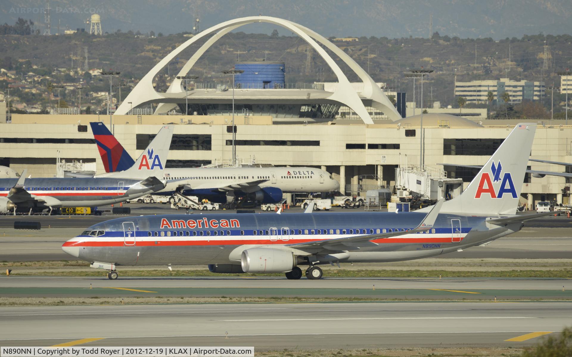 N890NN, 2012 Boeing 737-823 C/N 31143, Taxiing to gate