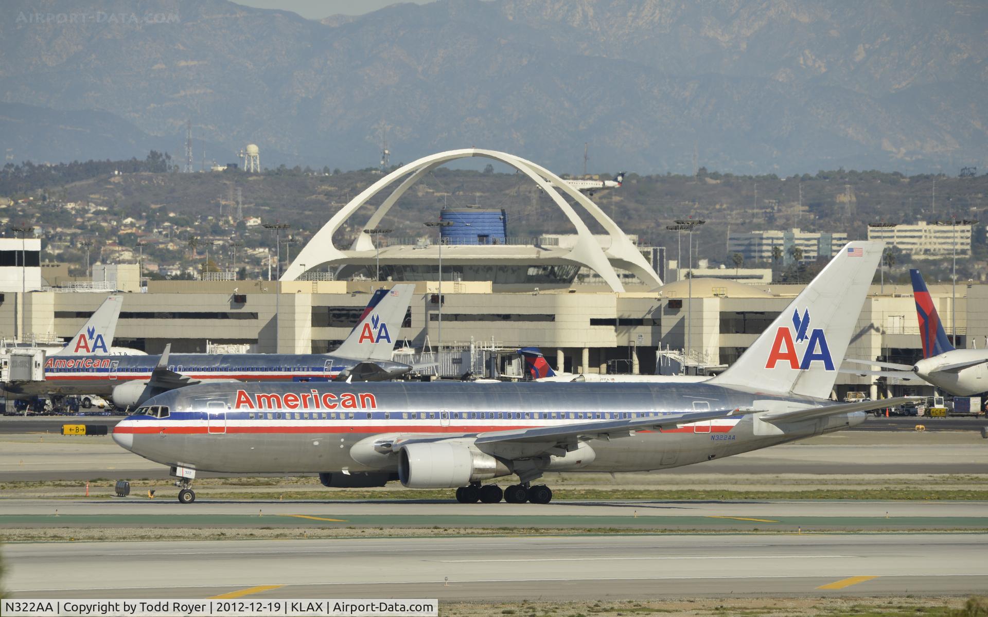 N322AA, 1986 Boeing 767-223 C/N 22323, Taxiing to gate