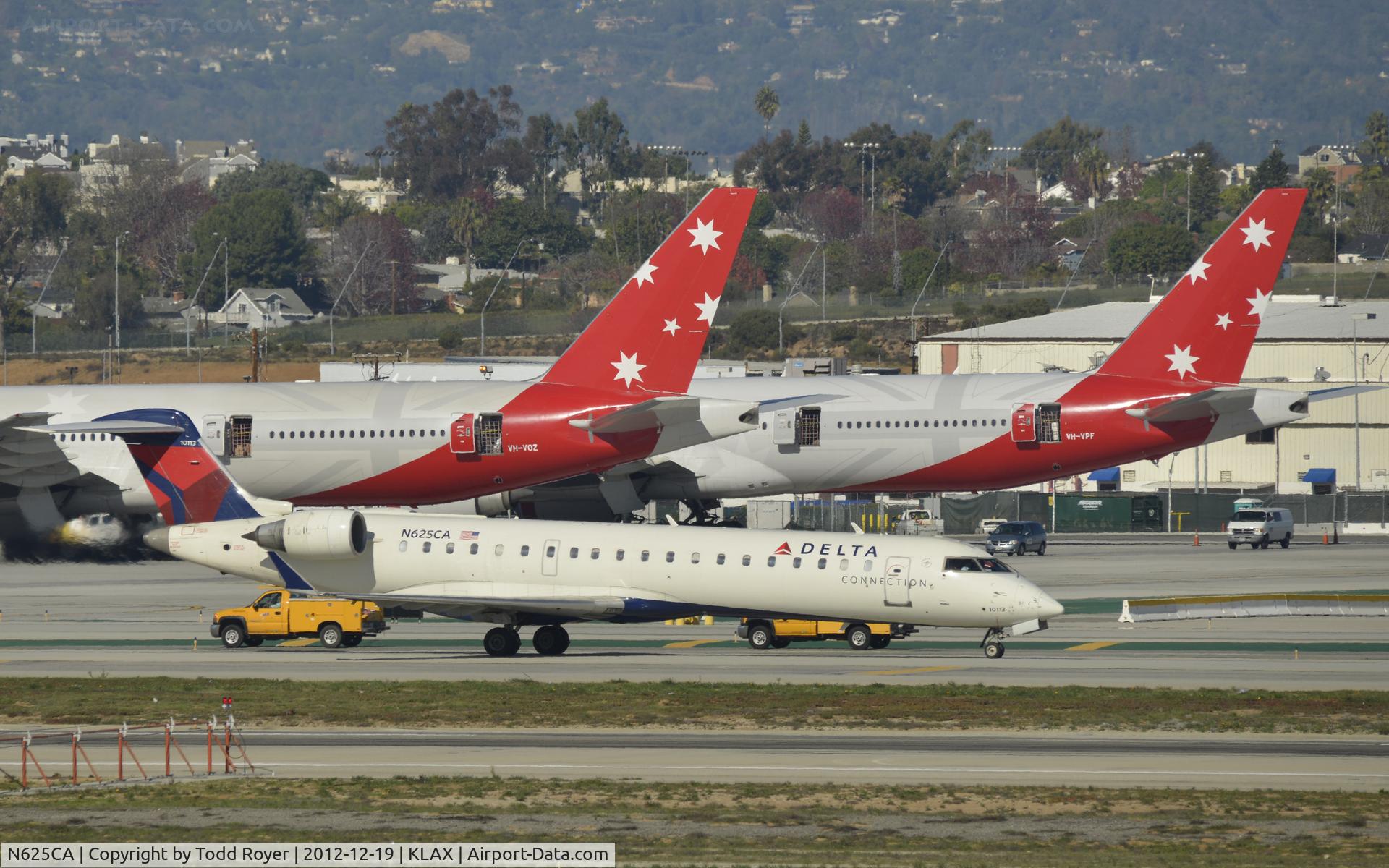 N625CA, 2003 Bombardier CRJ-700 (CL-600-2C10) Regional Jet C/N 10113, Taxiing to gate