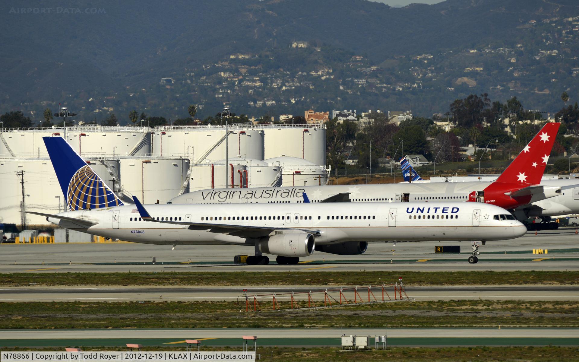 N78866, 2002 Boeing 757-33N C/N 32591, Taxiing to gate