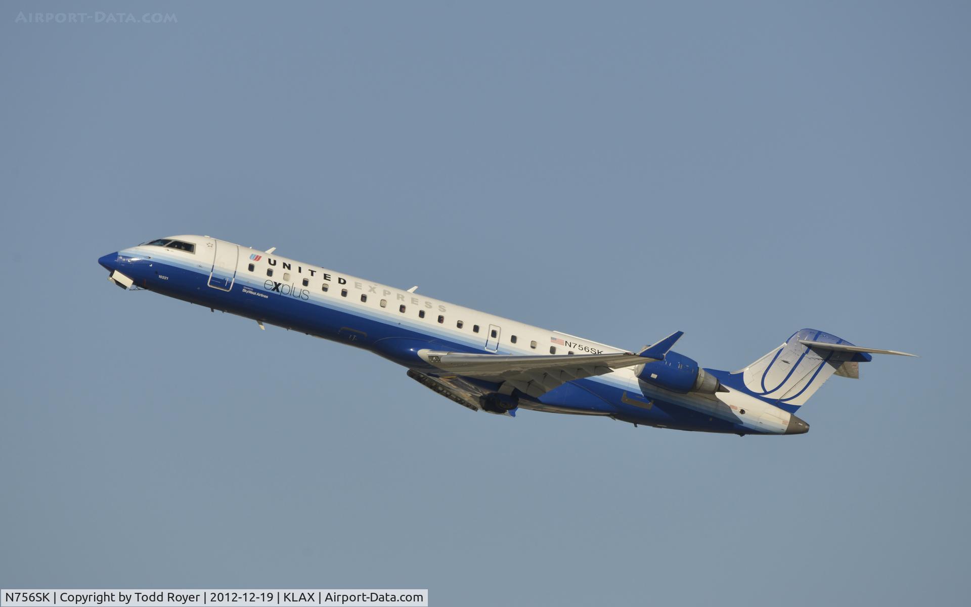 N756SK, 2005 Bombardier CRJ-701ER (CL-600-2C10) Regional Jet C/N 10221, Departing LAX
