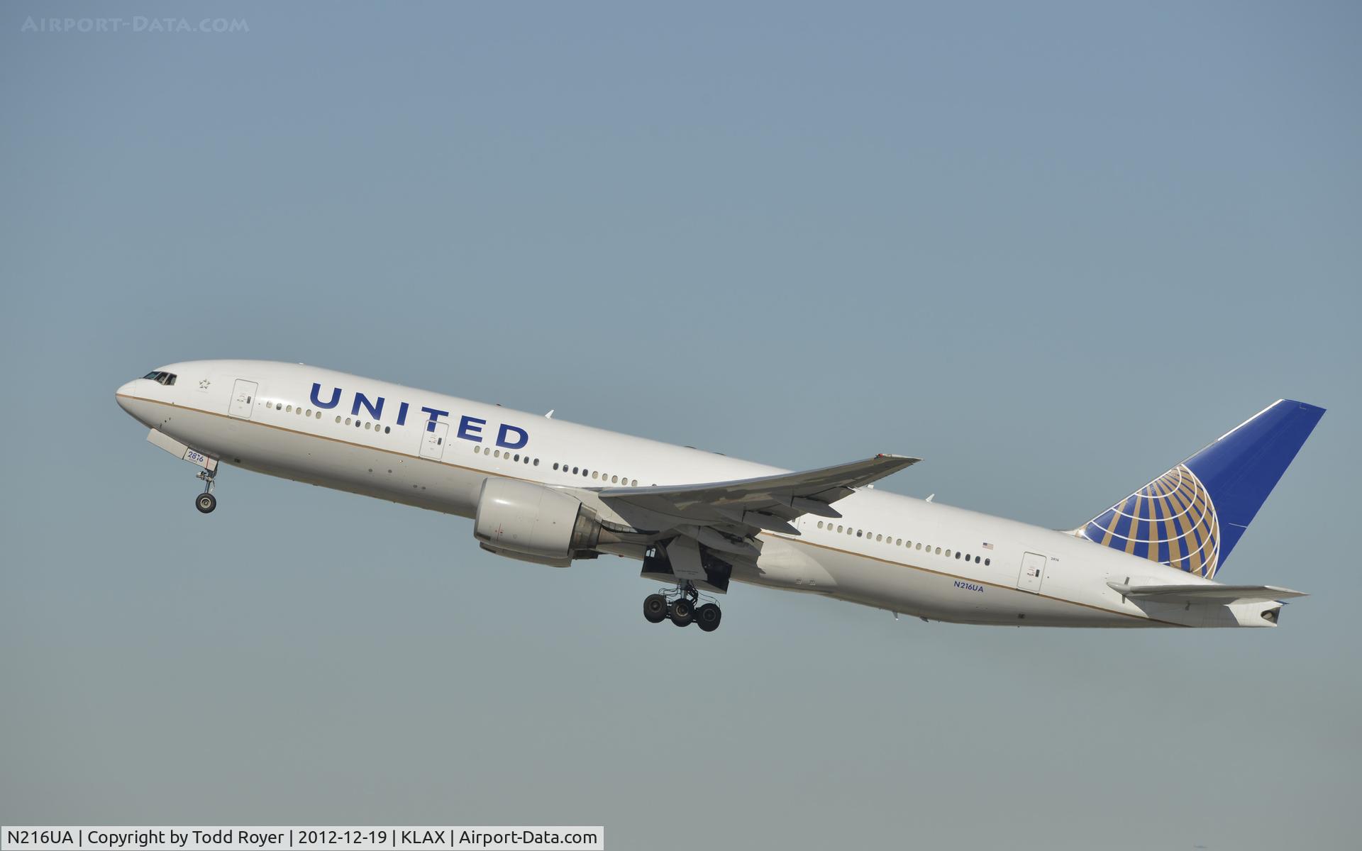 N216UA, 2000 Boeing 777-222 C/N 30549, Departing LAX