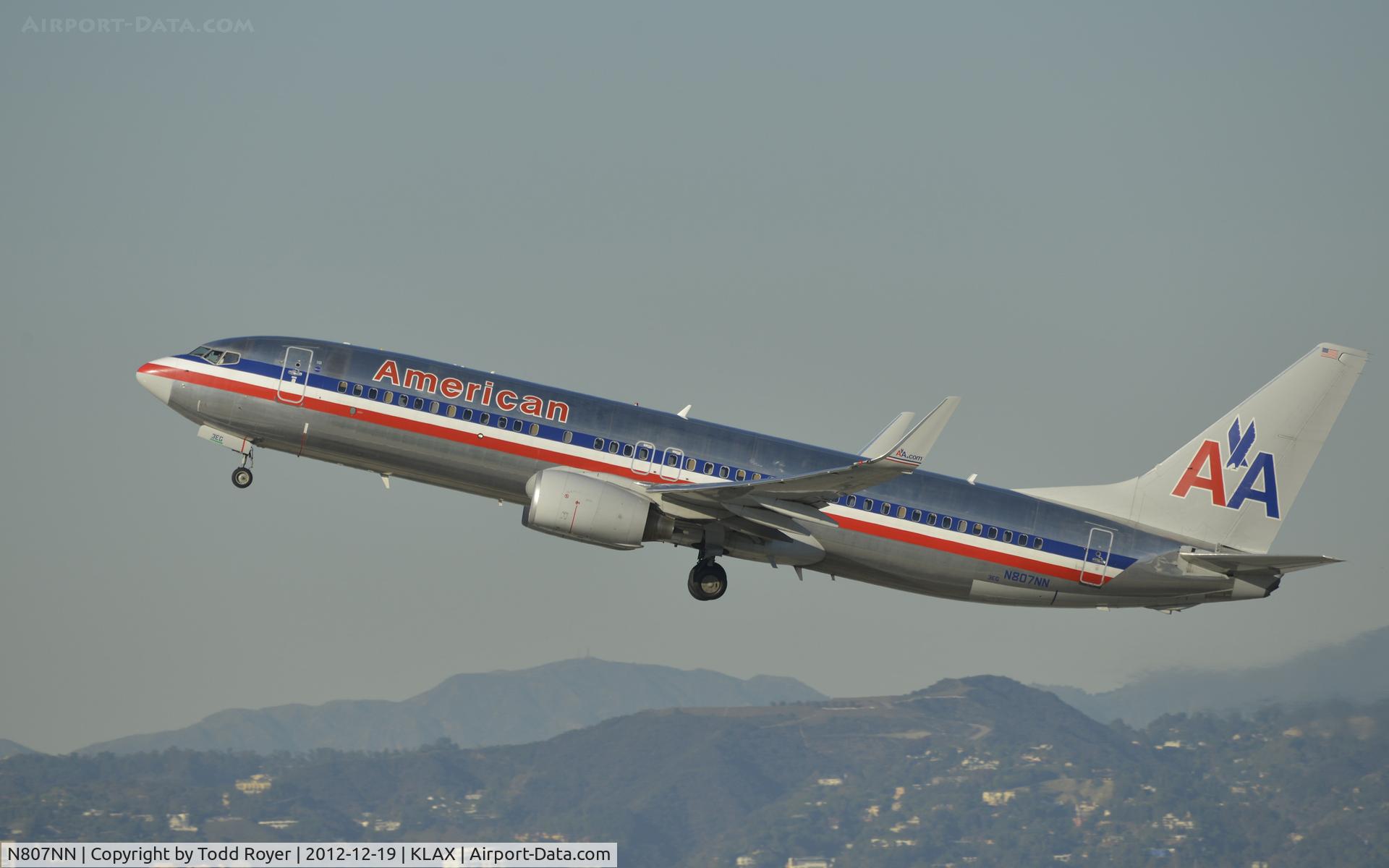 N807NN, 2009 Boeing 737-823 C/N 31077, Departing LAX