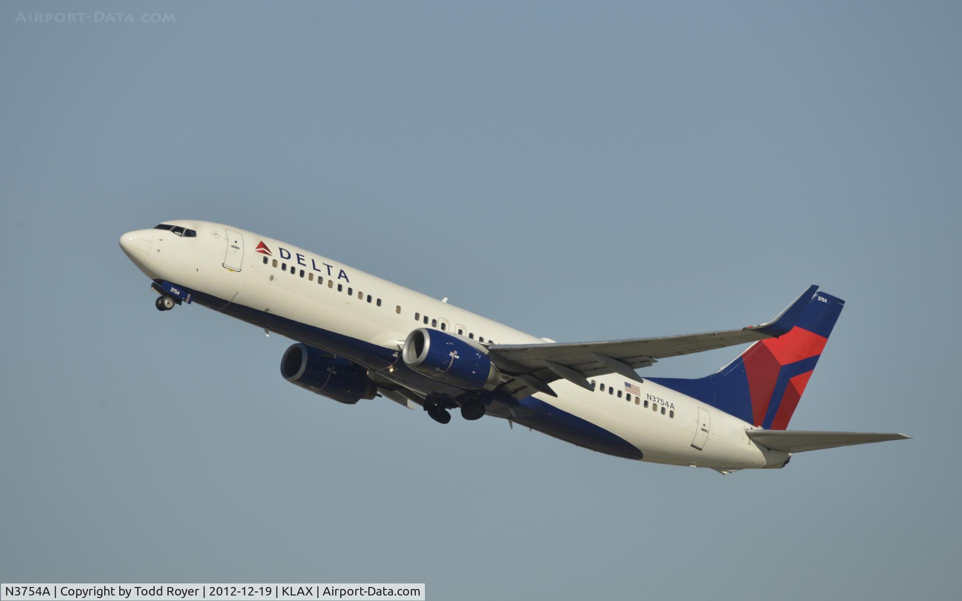 N3754A, 2001 Boeing 737-832 C/N 29626, Departing LAX