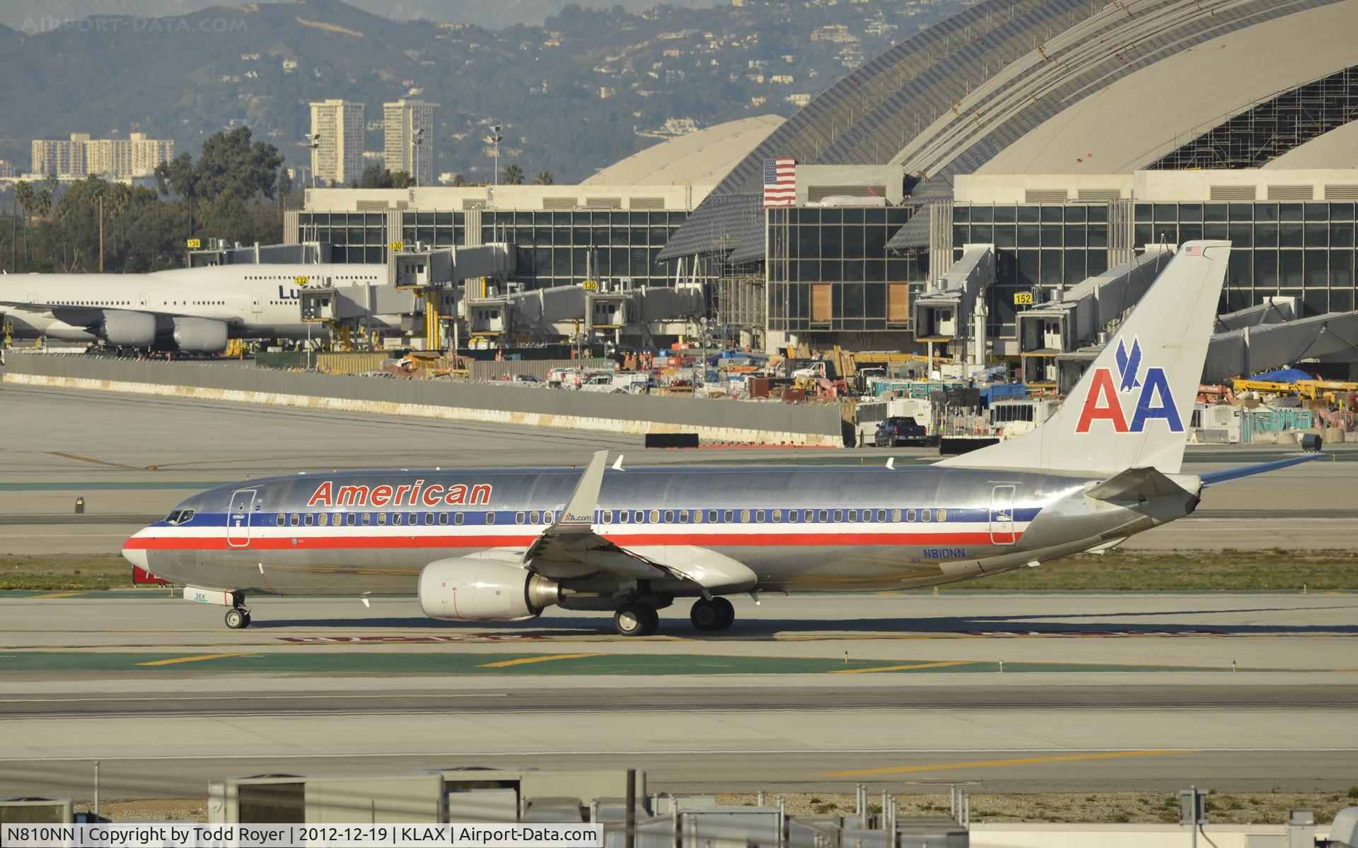N810NN, 2009 Boeing 737-823 C/N 33207, Taxiing to gate