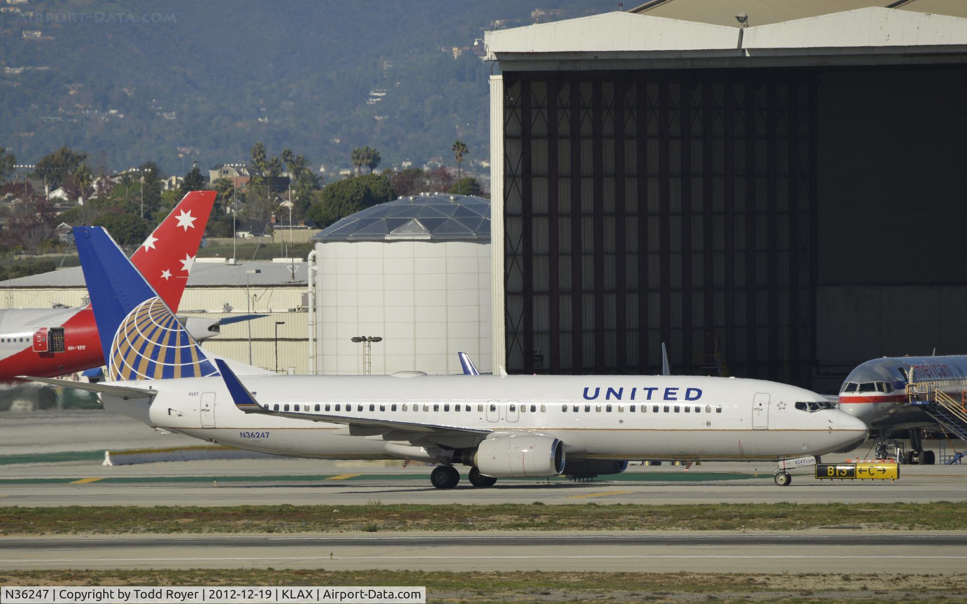 N36247, 1999 Boeing 737-824 C/N 28807, Taxing to gate