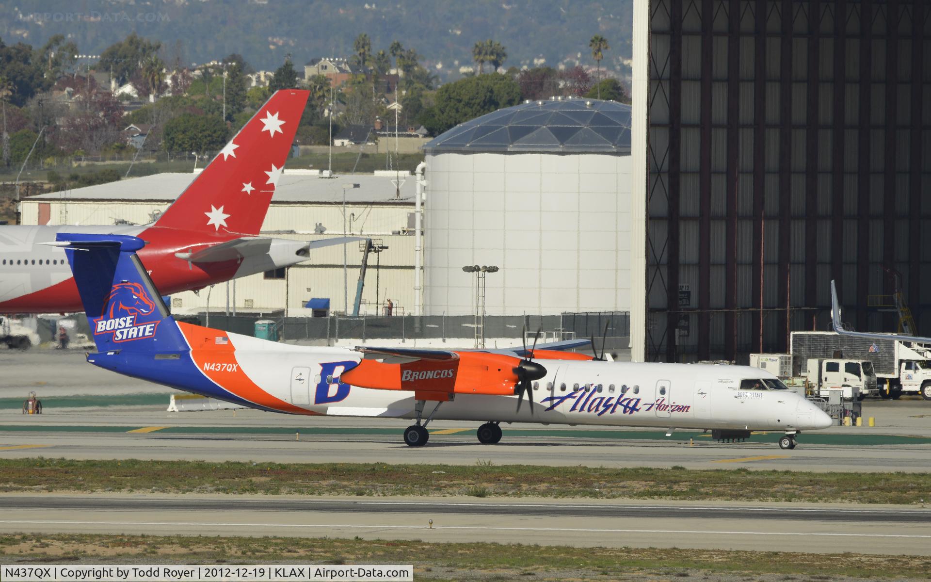 N437QX, 2009 De Havilland Canada DHC-8-402Q Dash 8 C/N 4240, Taxiing to gate