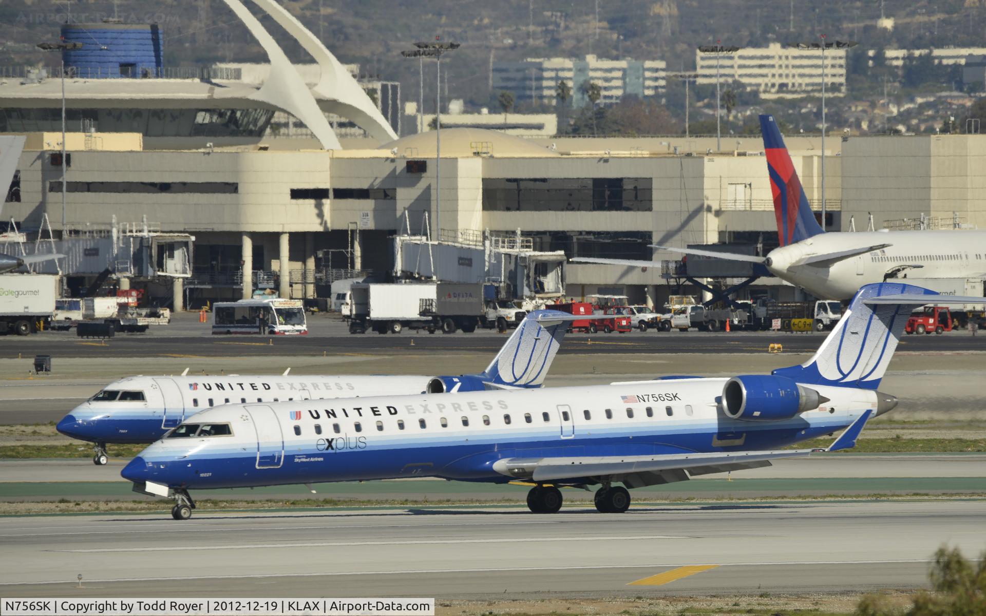 N756SK, 2005 Bombardier CRJ-701ER (CL-600-2C10) Regional Jet C/N 10221, Taxiing to gate