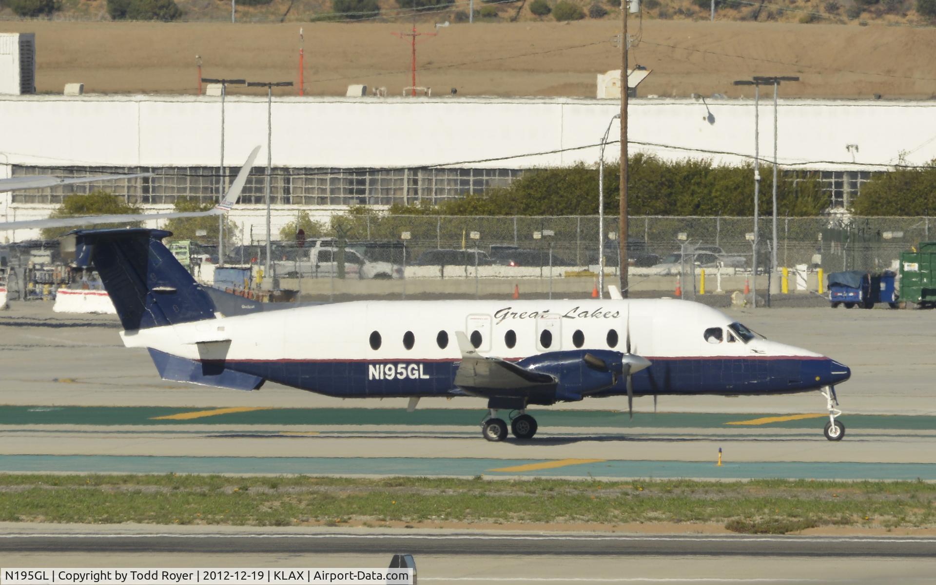 N195GL, 1996 Beech 1900D C/N UE-195, Taxiing to gate