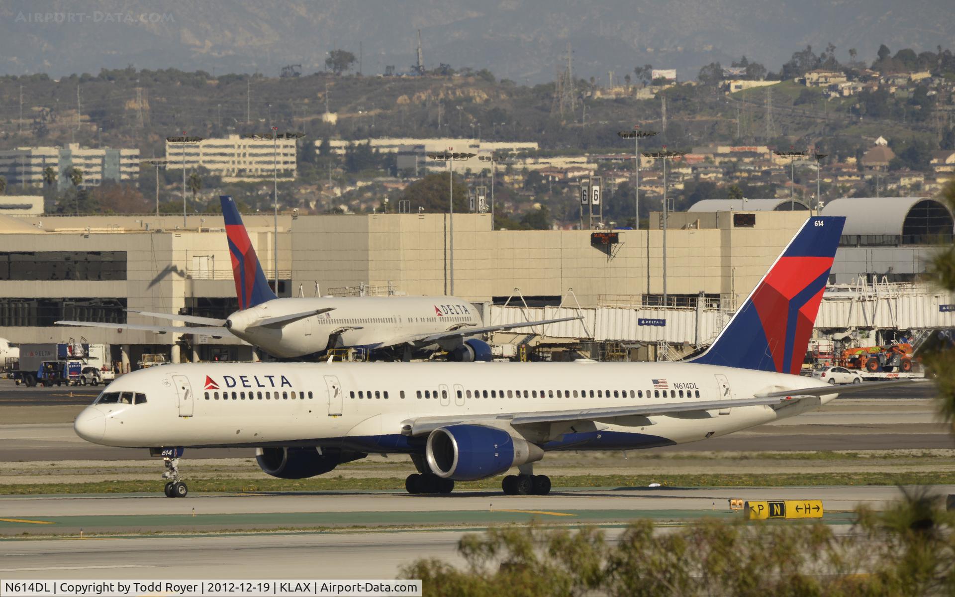 N614DL, 1985 Boeing 757-232 C/N 22821, Taxiing to gate