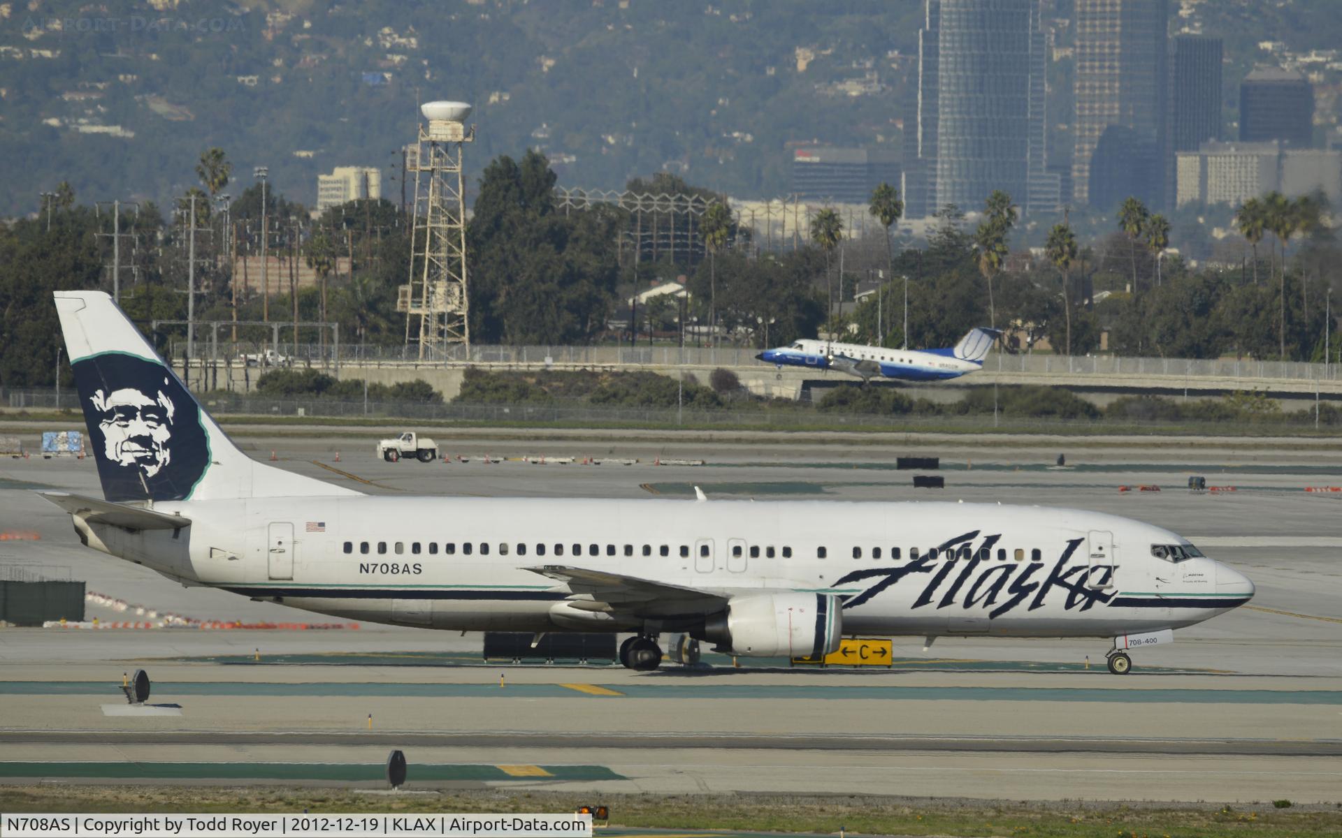 N708AS, 1999 Boeing 737-490 C/N 28895, Taxiing to gate