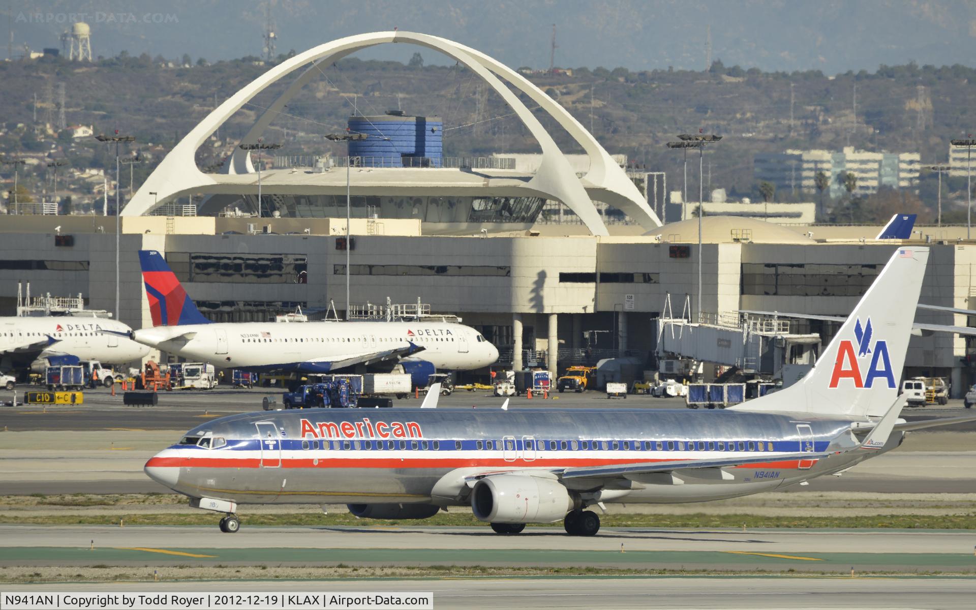 N941AN, 2000 Boeing 737-823 C/N 29534, Taxiing to gate