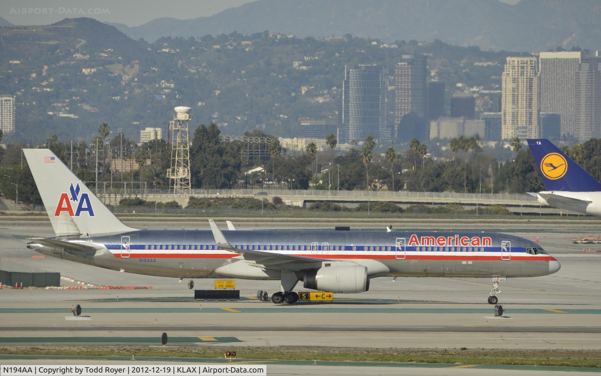 N194AA, 2001 Boeing 757-223 C/N 32388, Taxiing to gate