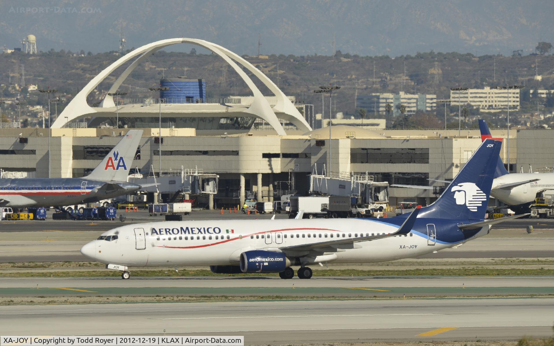XA-JOY, 2007 Boeing 737-852 C/N 35121-2327, Taxiing to gate