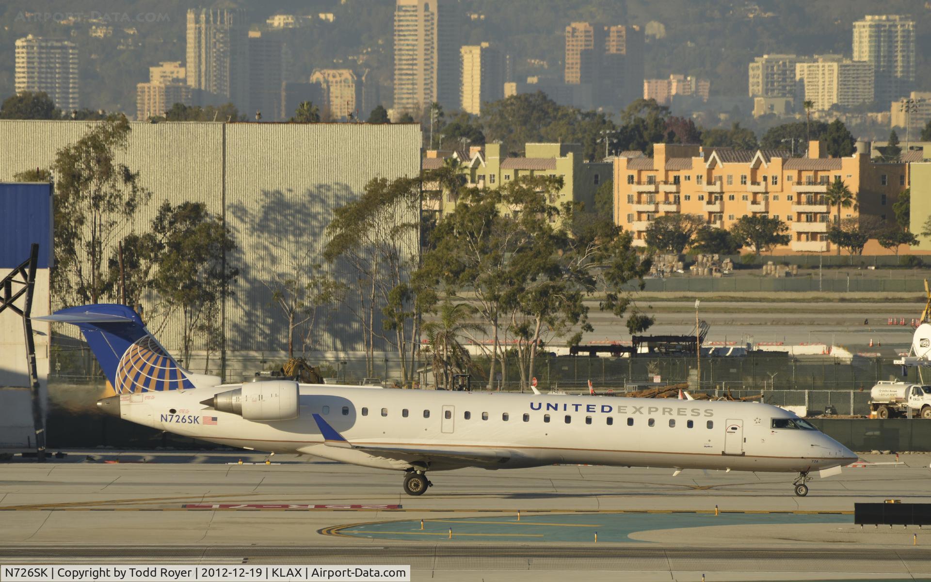 N726SK, 2005 Bombardier CRJ-701ER (CL-600-2C10) Regional Jet C/N 10190, Taxiing to gate