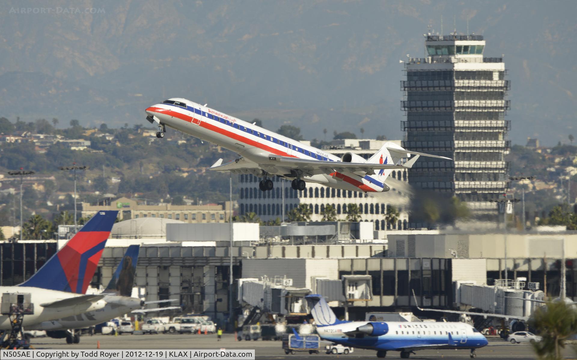 N505AE, 2002 Bombardier CRJ-701 (CL-600-2C10) Regional Jet C/N 10053, Departing LAX