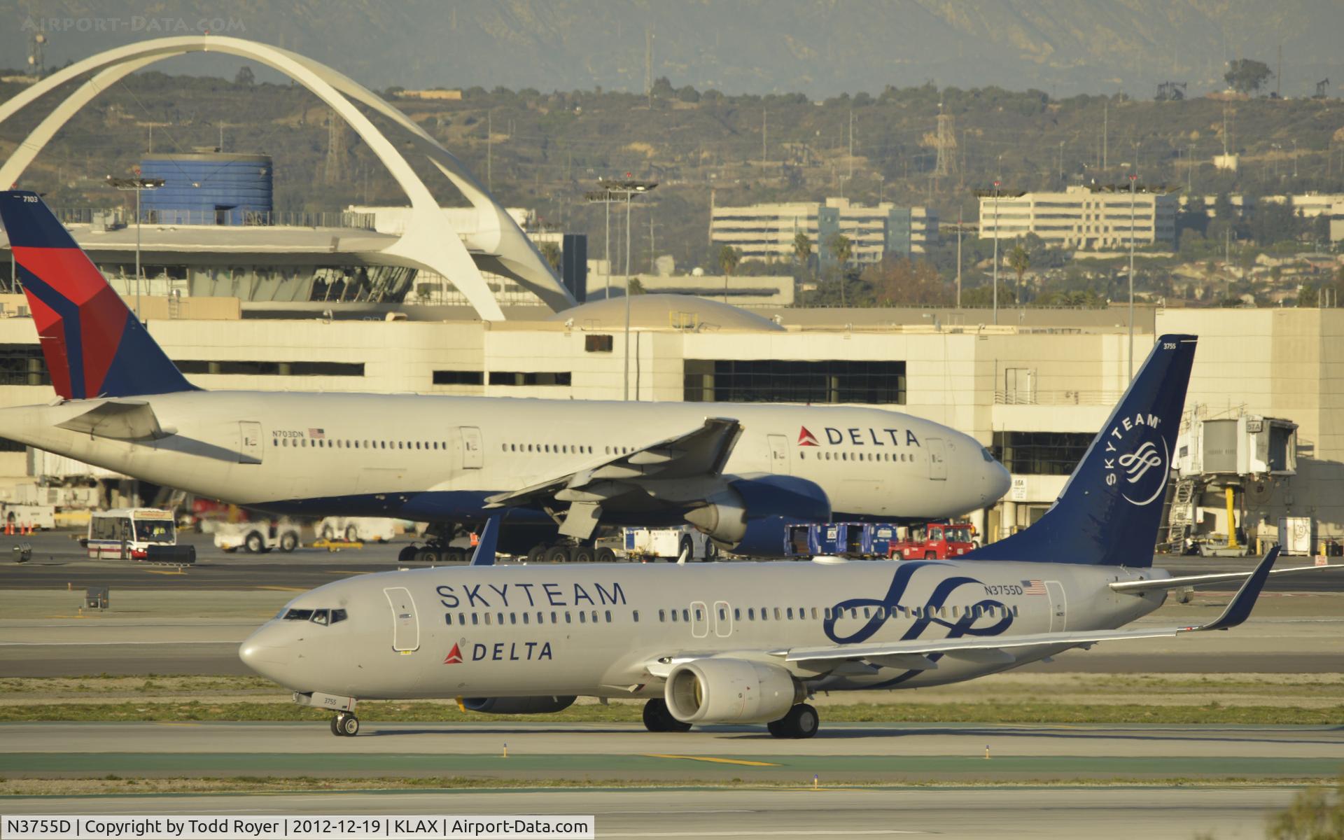 N3755D, 2001 Boeing 737-832 C/N 29627, Taxiing to gate