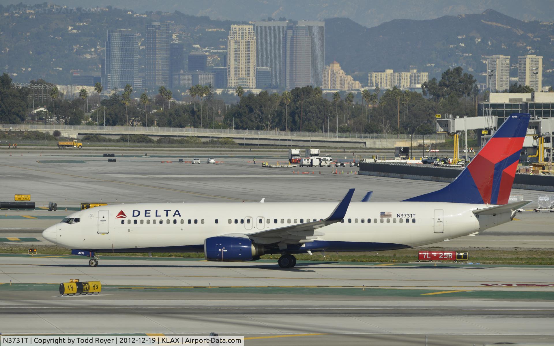 N3731T, 2000 Boeing 737-832 C/N 30775, Taxiing to gate