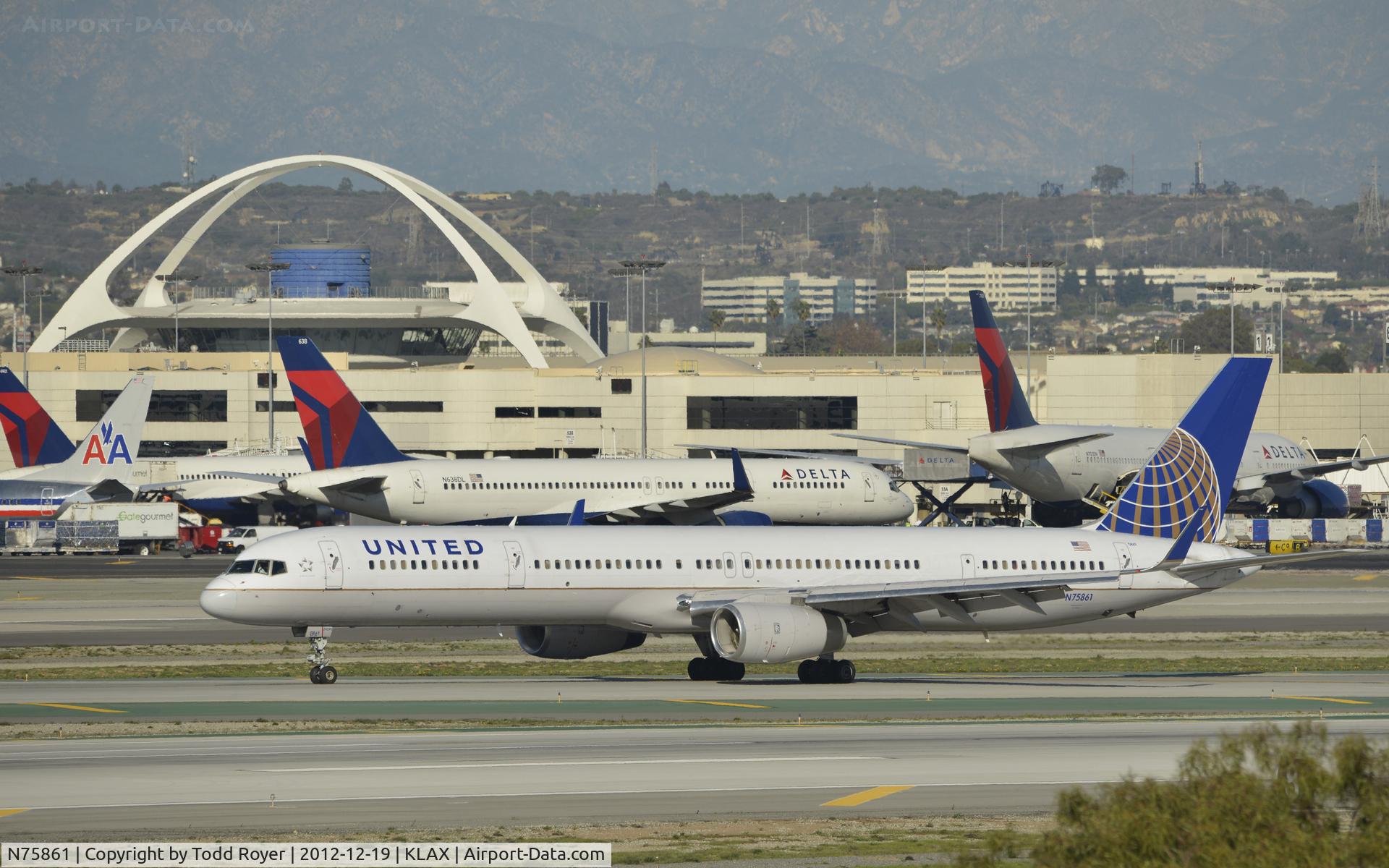 N75861, 2001 Boeing 757-33N C/N 32585, Taxiing to gate