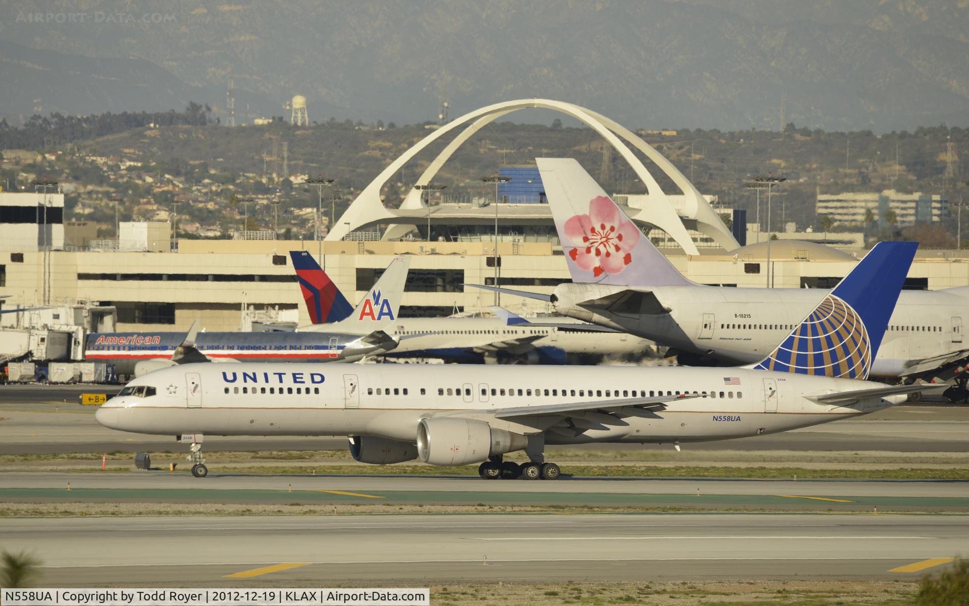 N558UA, 1992 Boeing 757-222 C/N 26654, Taxiing to gate