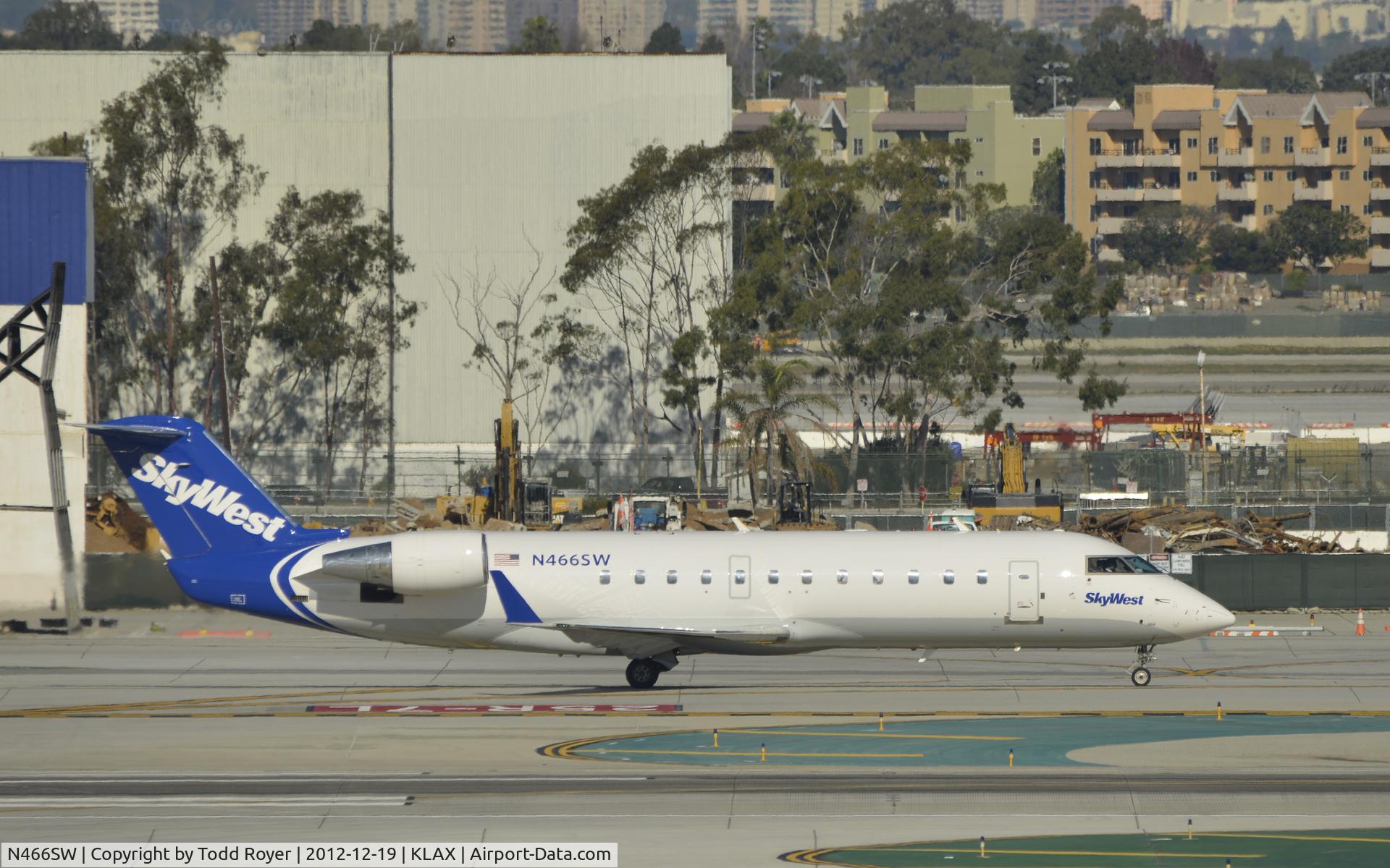 N466SW, 2003 Bombardier CRJ-200ER (CL-600-2B19) C/N 7856, Taxiing to gate
