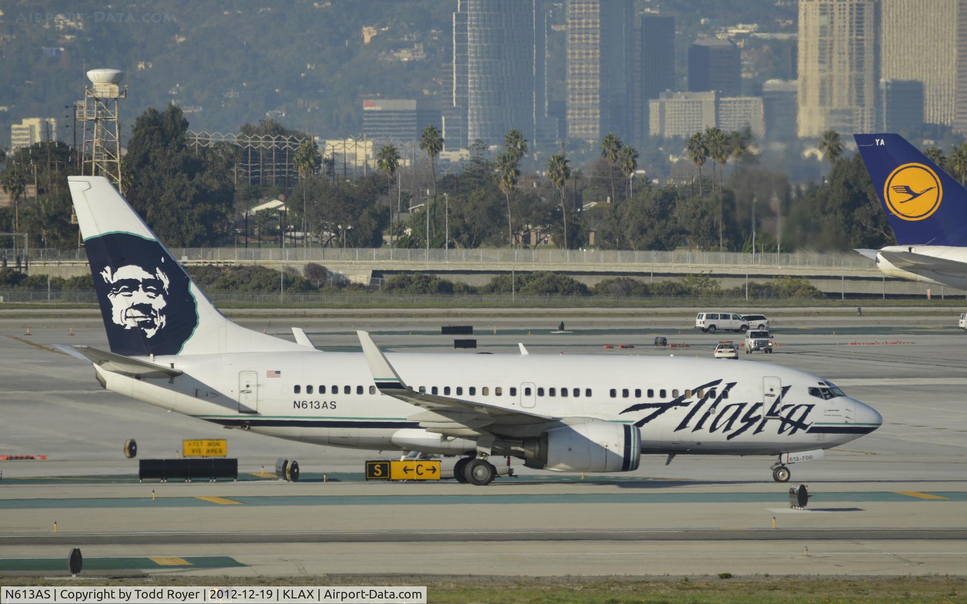 N613AS, 1999 Boeing 737-790 C/N 30163, Taxiing to gate