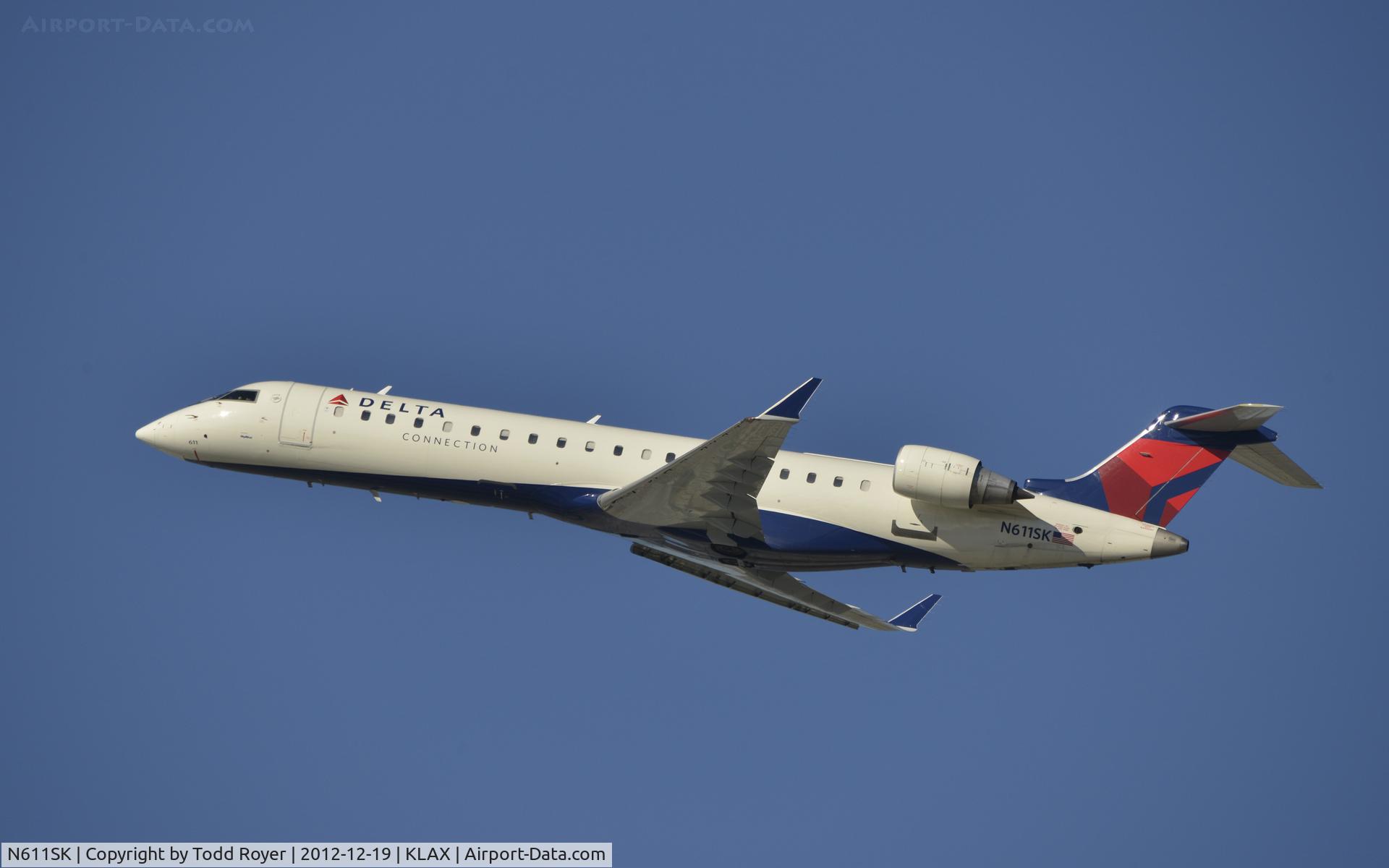 N611SK, 2002 Bombardier CRJ-701 (CL-600-2C10) Regional Jet C/N 10035, Departing LAX