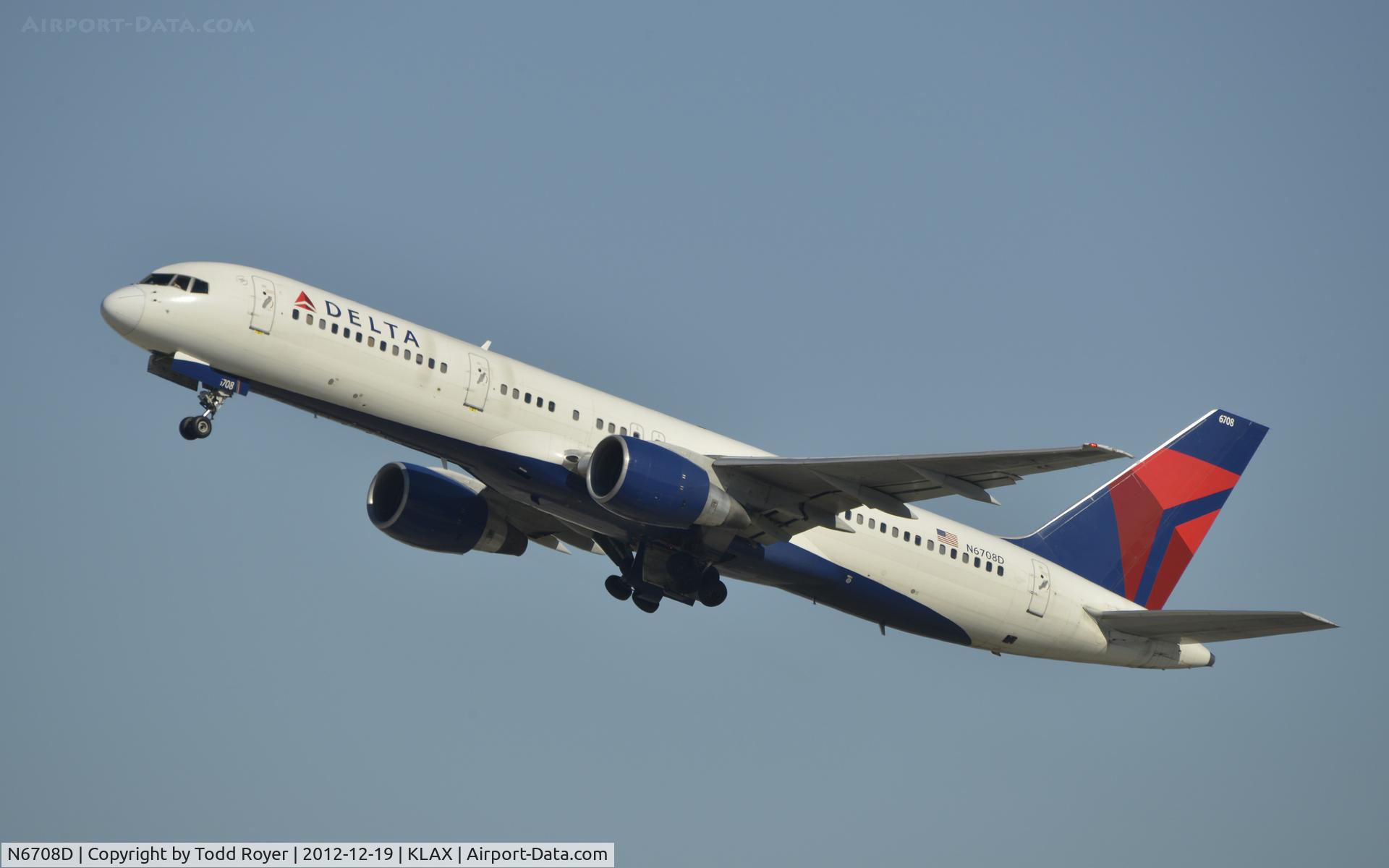 N6708D, 2000 Boeing 757-232 C/N 30480, Departing LAX