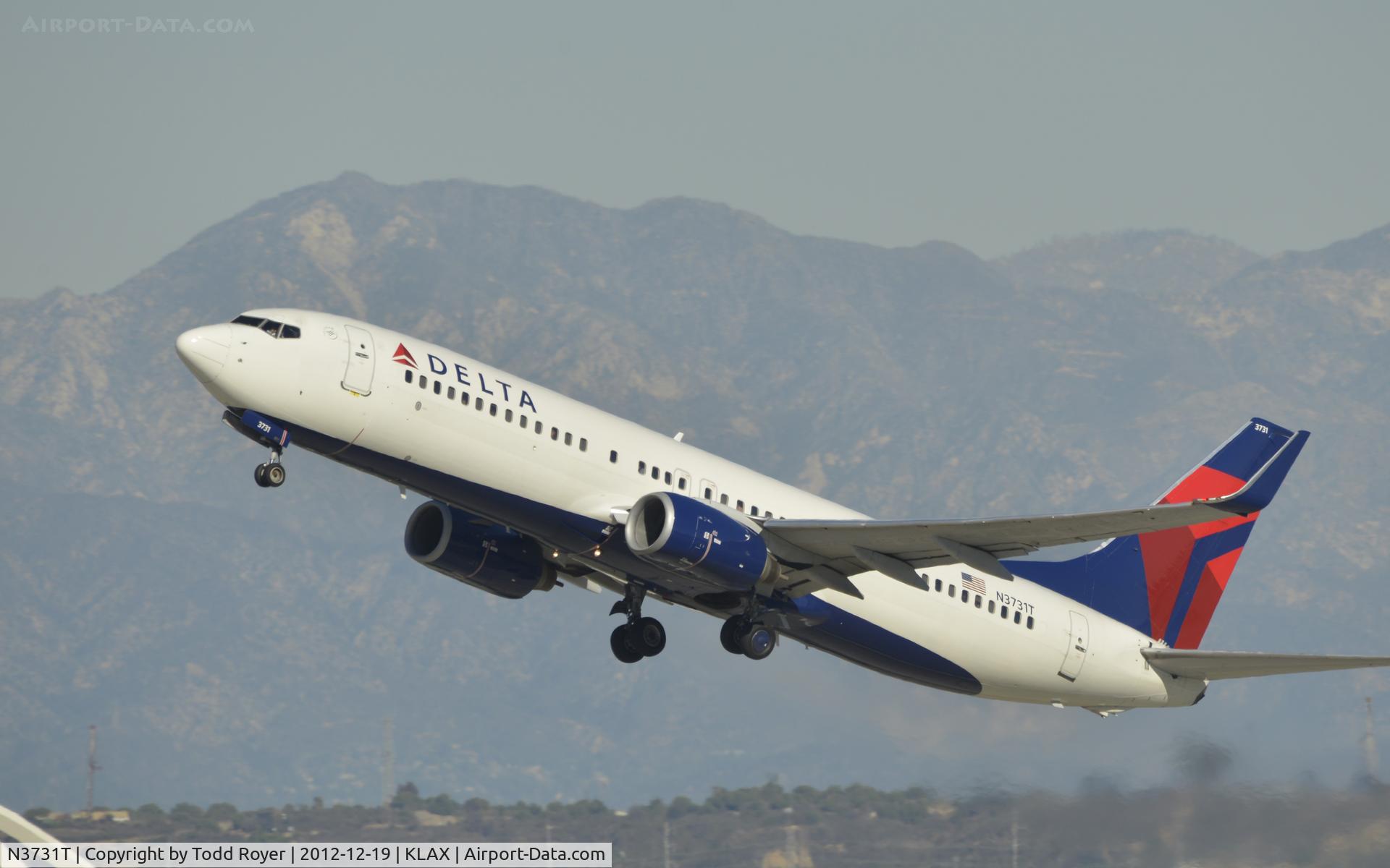 N3731T, 2000 Boeing 737-832 C/N 30775, Departing LAX