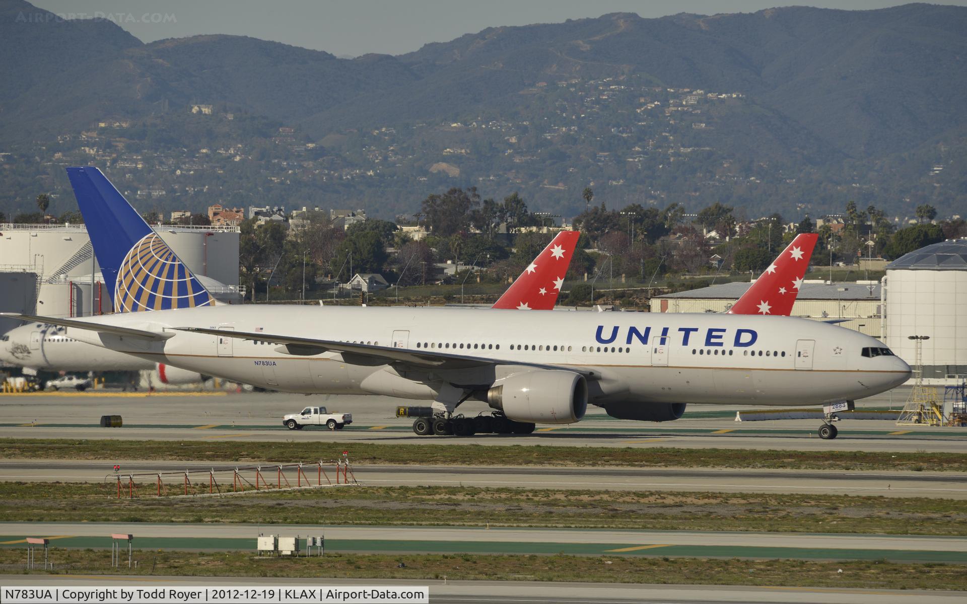 N783UA, 1997 Boeing 777-222/ER C/N 26950, Taxiing to gate