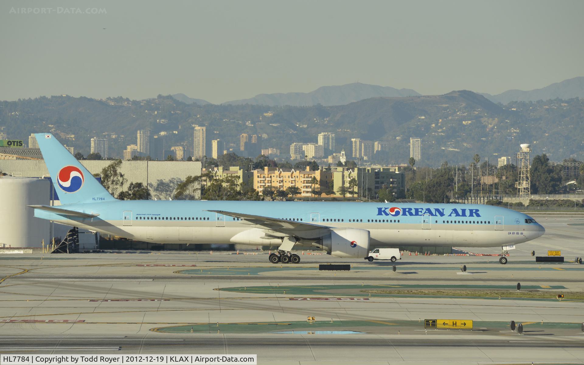 HL7784, 2009 Boeing 777-3B5/ER C/N 37136, Taxiing to gate