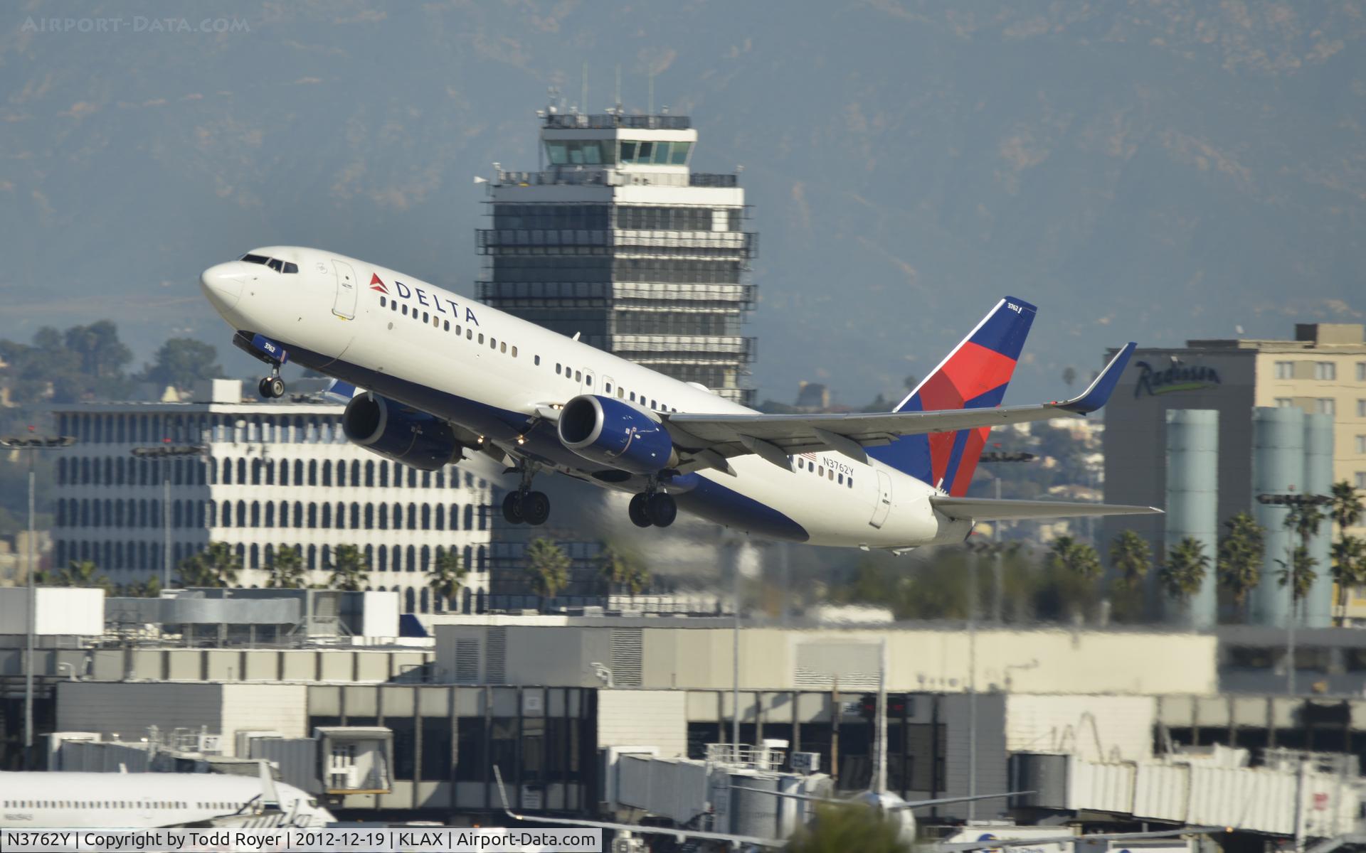 N3762Y, 2001 Boeing 737-832 C/N 30817, Departing LAX