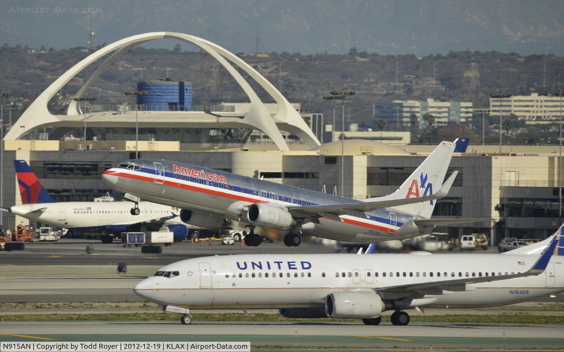 N915AN, 1999 Boeing 737-823 C/N 29516, Departing LAX