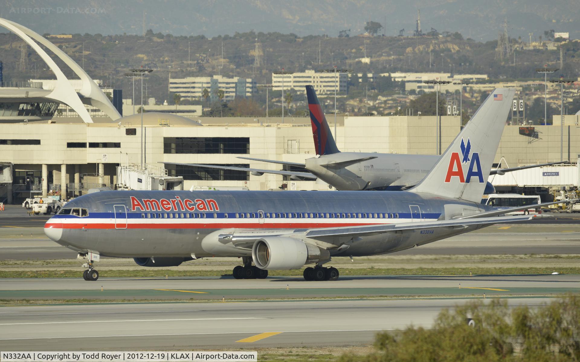 N332AA, 1987 Boeing 767-223 C/N 22331, Taxiing to gate
