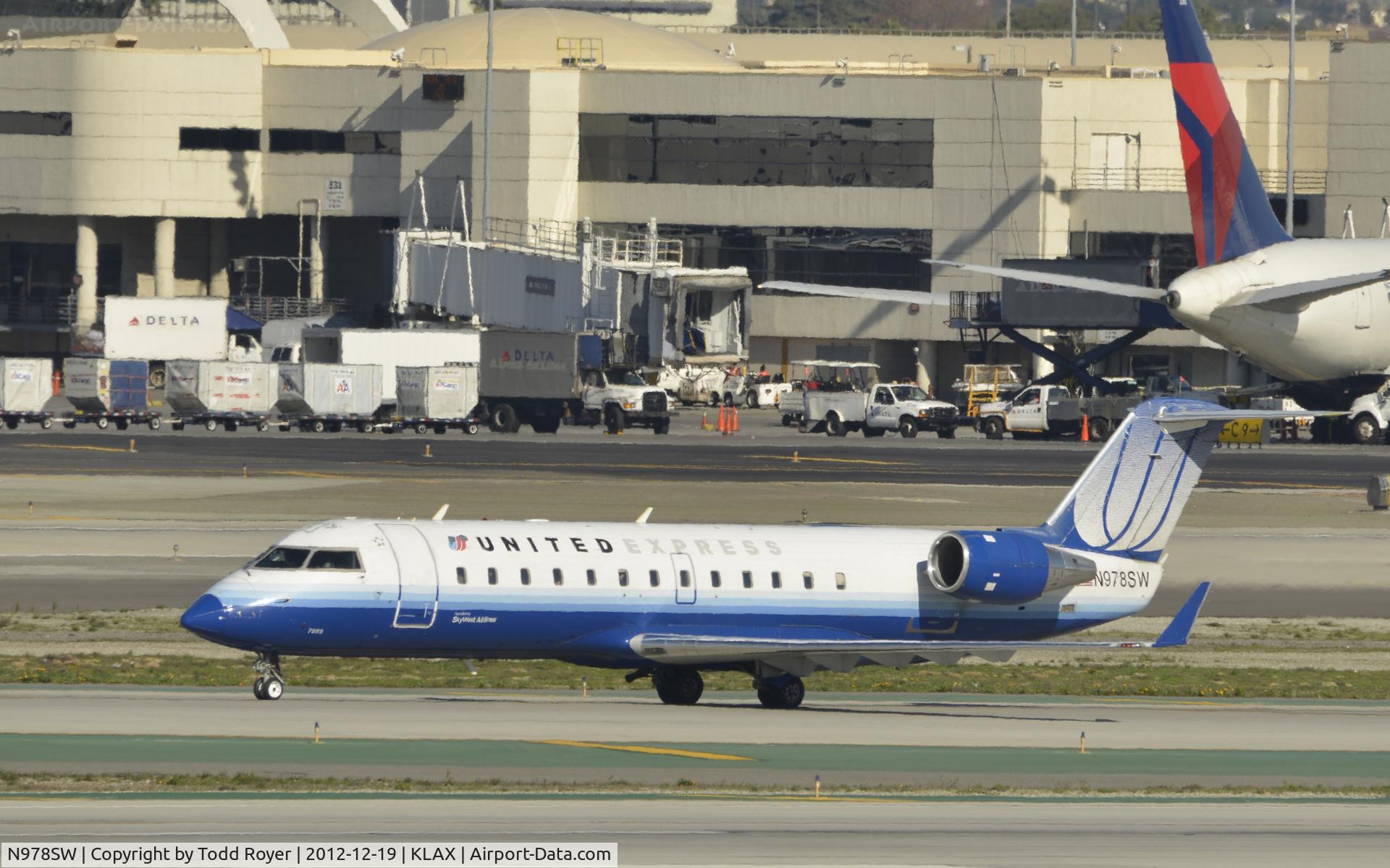 N978SW, 2004 Bombardier CRJ-200ER (CL-600-2B19) C/N 7953, Taxiing to gate
