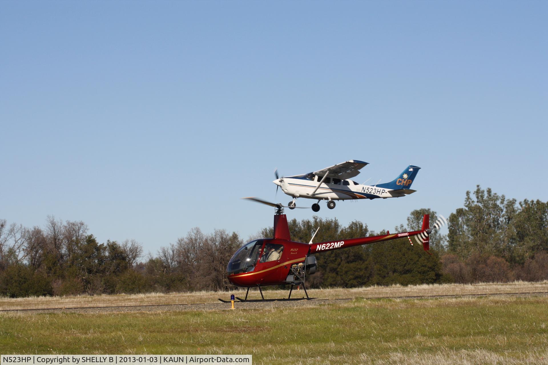 N523HP, 2001 Cessna T206H Turbo Stationair C/N T20608206, N523HP AND N622MP @KAUN