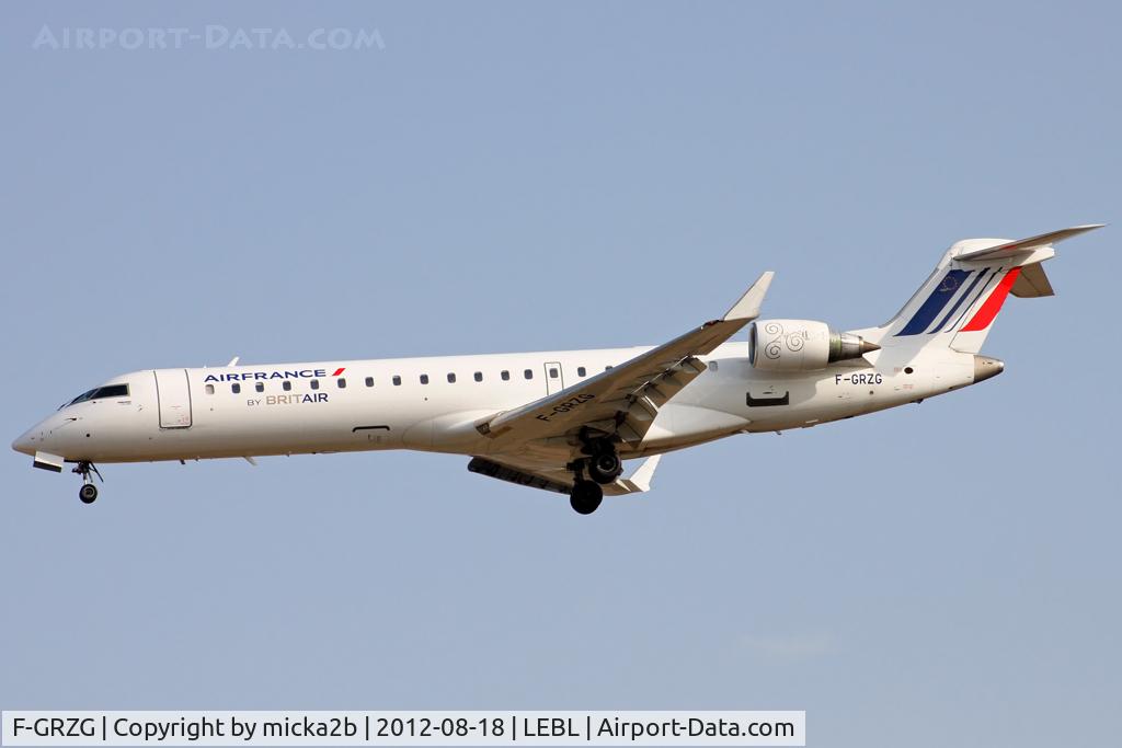 F-GRZG, 2002 Bombardier CRJ-701 (CL-600-2C10) Regional Jet C/N 10037, Landing