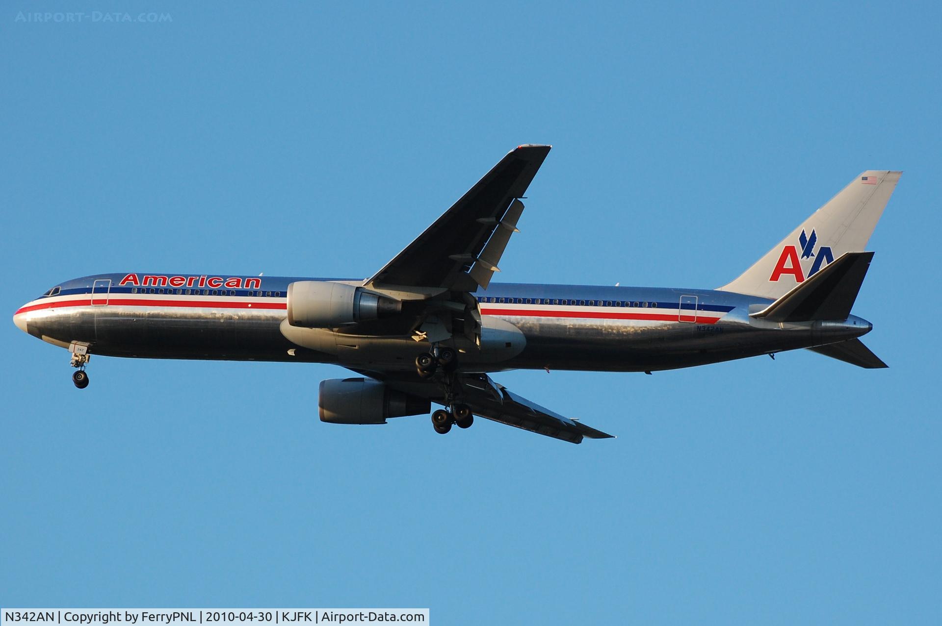 N342AN, 2002 Boeing 767-323ER C/N 33081, AA B763 N342AN landing
