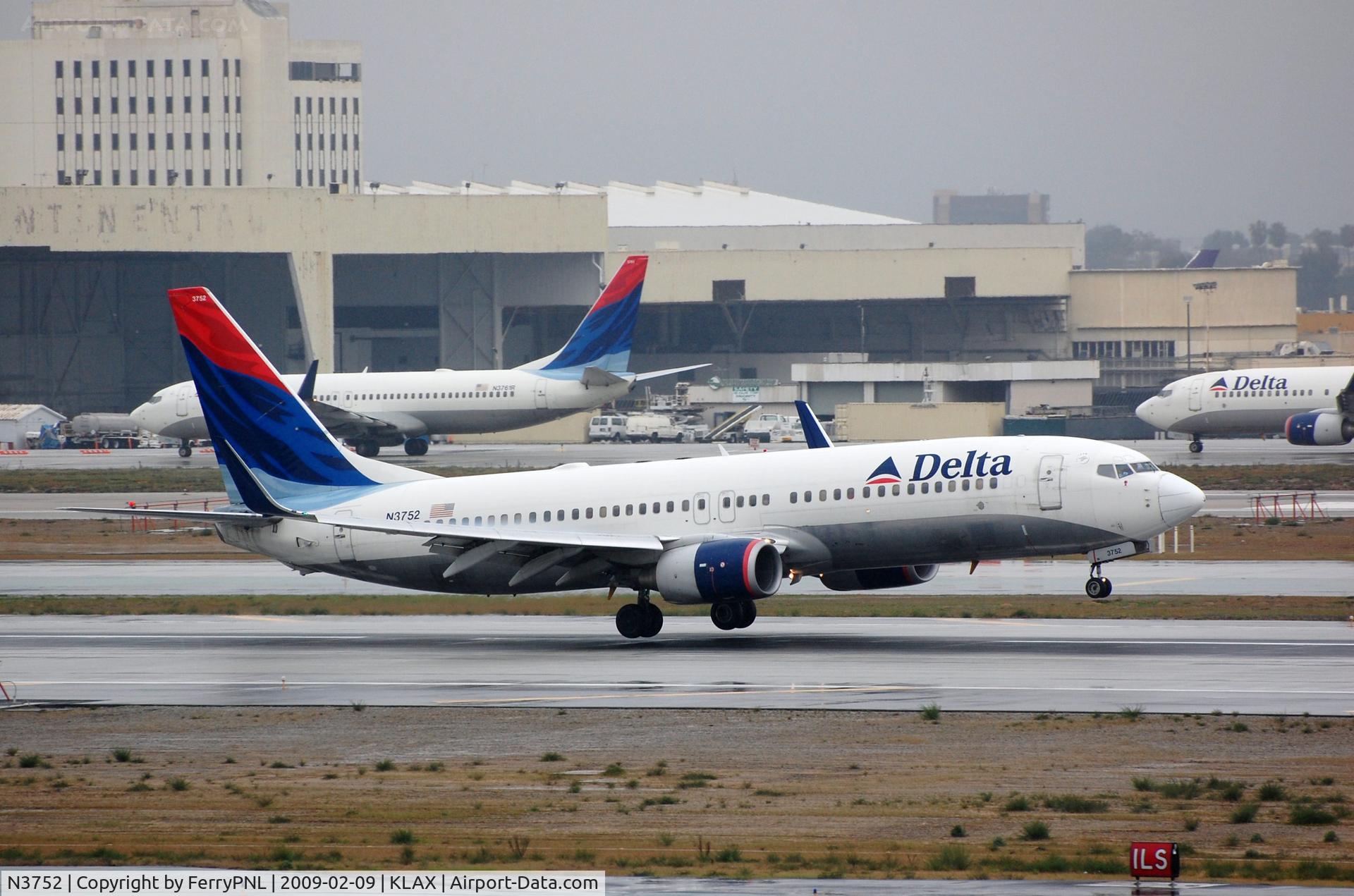 N3752, 2001 Boeing 737-832 C/N 30492, Delta B738 N3752 Landing
