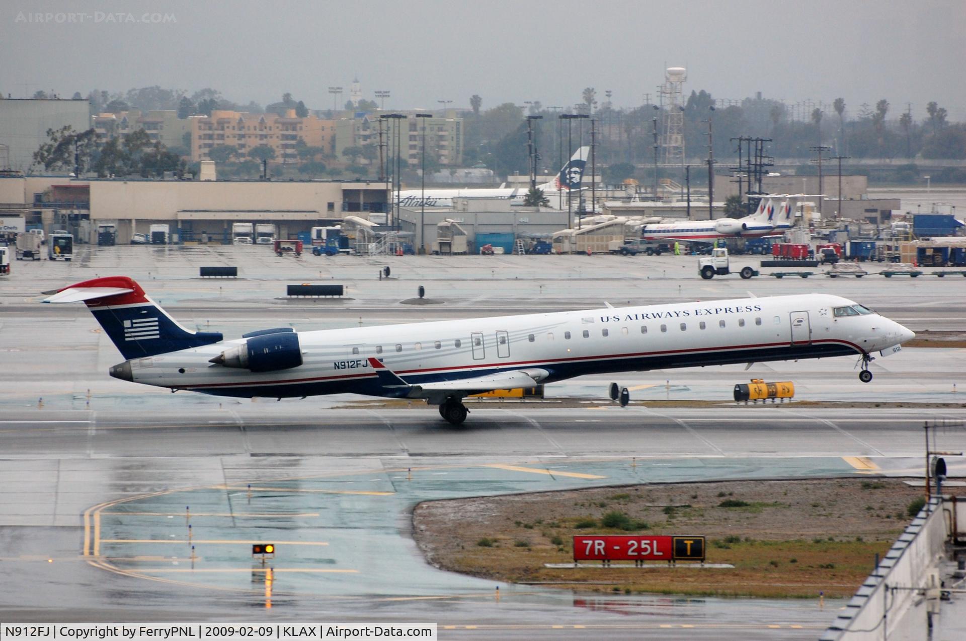 N912FJ, 2004 Bombardier CRJ-900ER (CL-600-2D24) C/N 15012, US Express CL900 landing at LAX