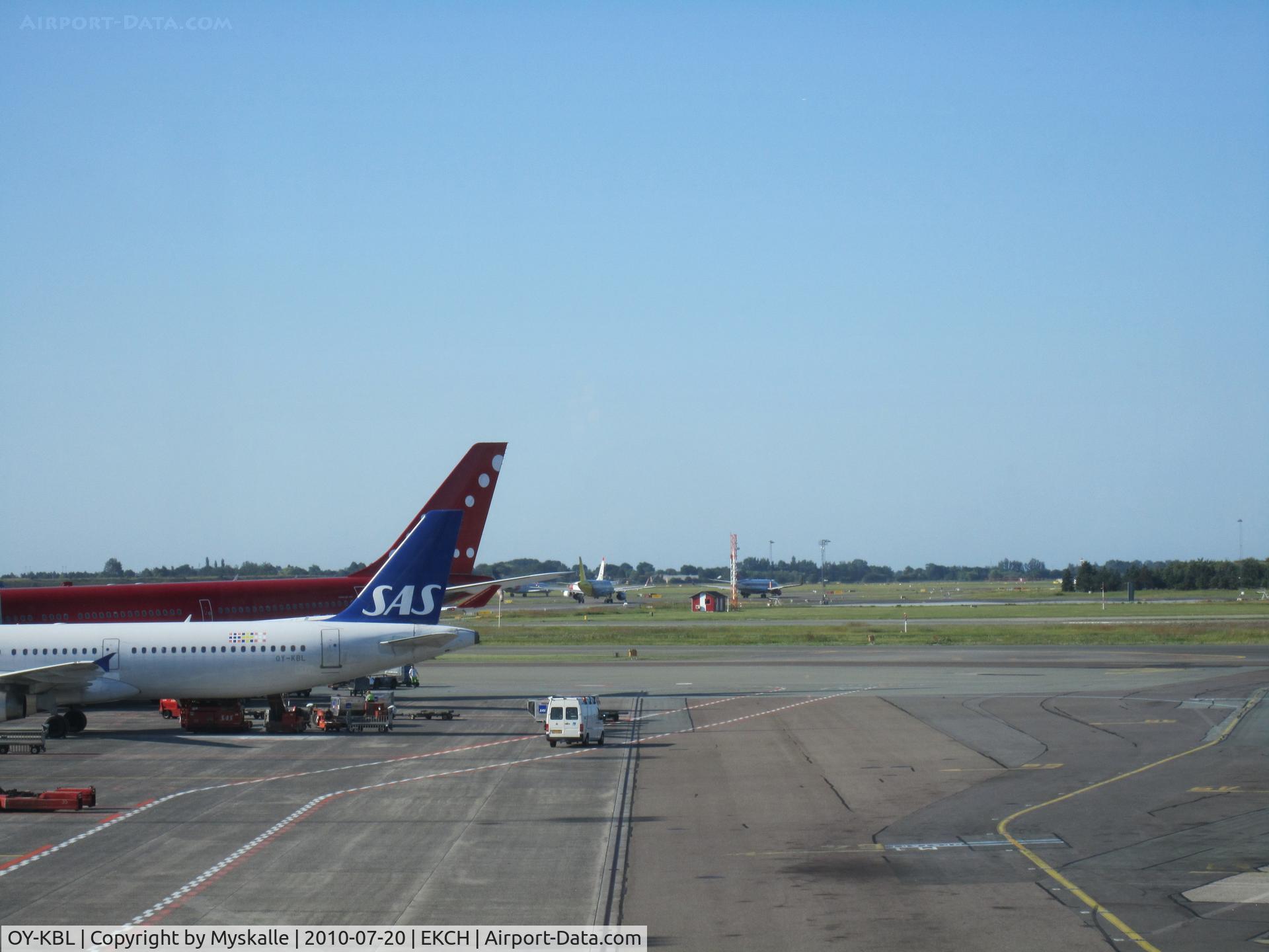 OY-KBL, 2001 Airbus A321-232 C/N 1619, Taken from the coffee shop at CPH.