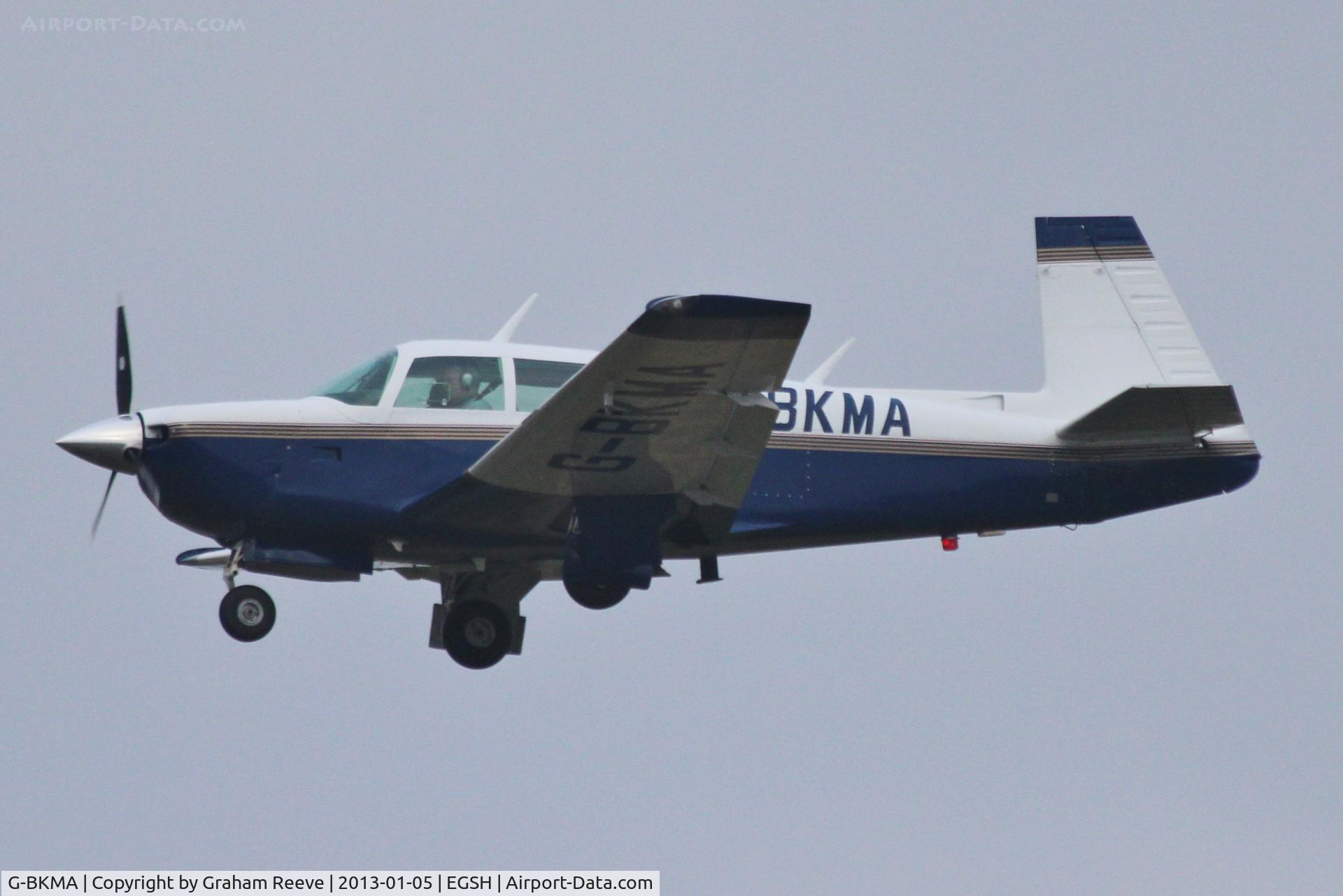 G-BKMA, 1982 Mooney M20J 201 C/N 24-1316, Coming in to land.