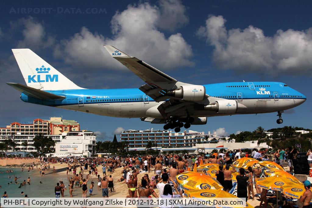 PH-BFL, 1991 Boeing 747-406 C/N 25356, Over famous Maho Beach