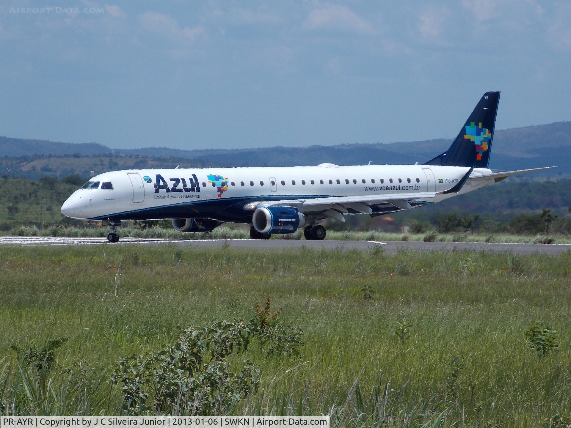 PR-AYR, 2011 Embraer 195AR (ERJ-190-200IGW) C/N 19000413, Aeroporto Nelson Ribeiro Guimarães, Caldas Novas (CLV/SBCN), em 06 de janeiro de 2013.