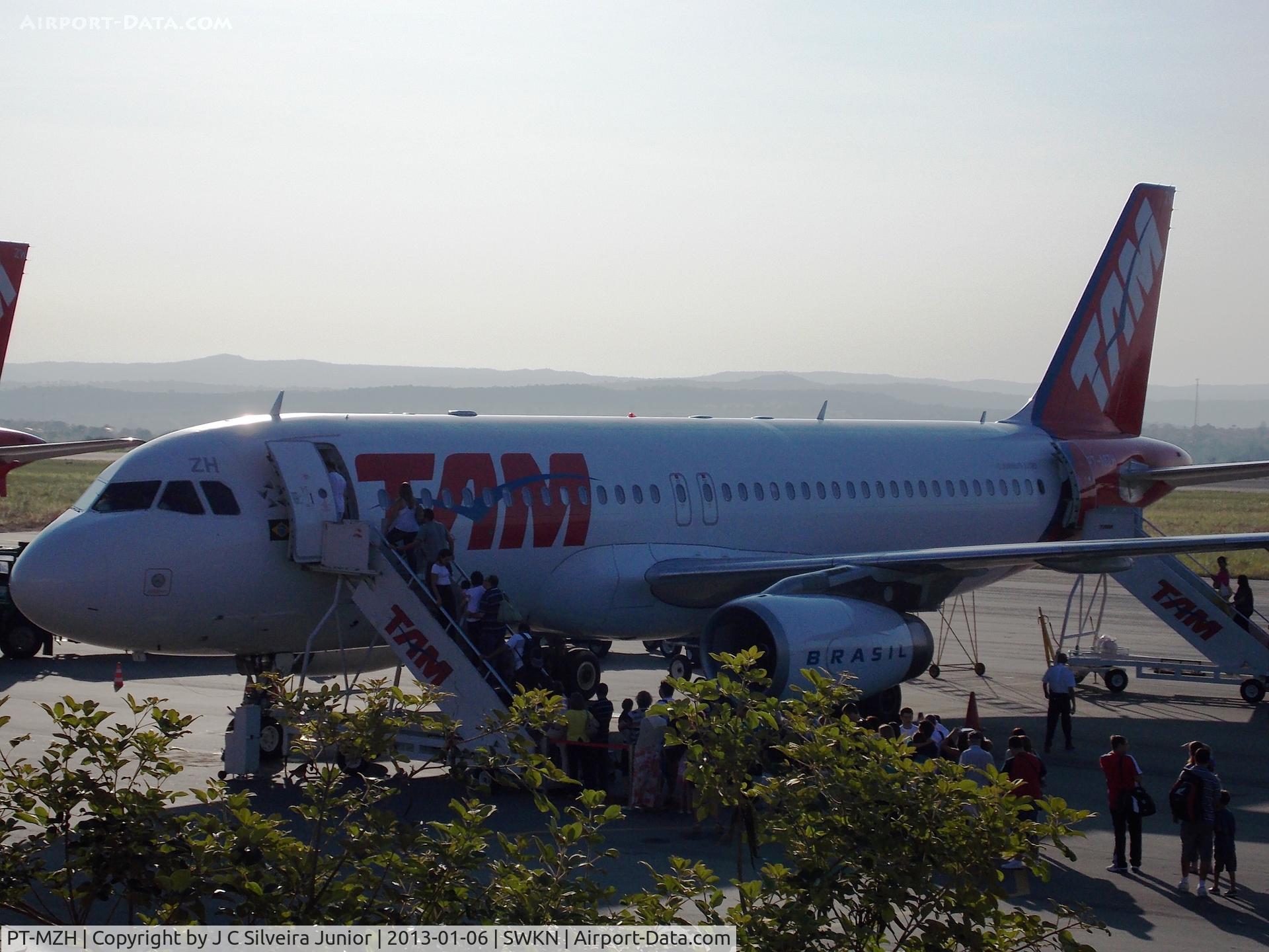 PT-MZH, Airbus A320-232 C/N 1158, Aeroporto Nelson Ribeiro Guimarães, Caldas Novas (CLV/SBCN), em 06 de janeiro de 2013.