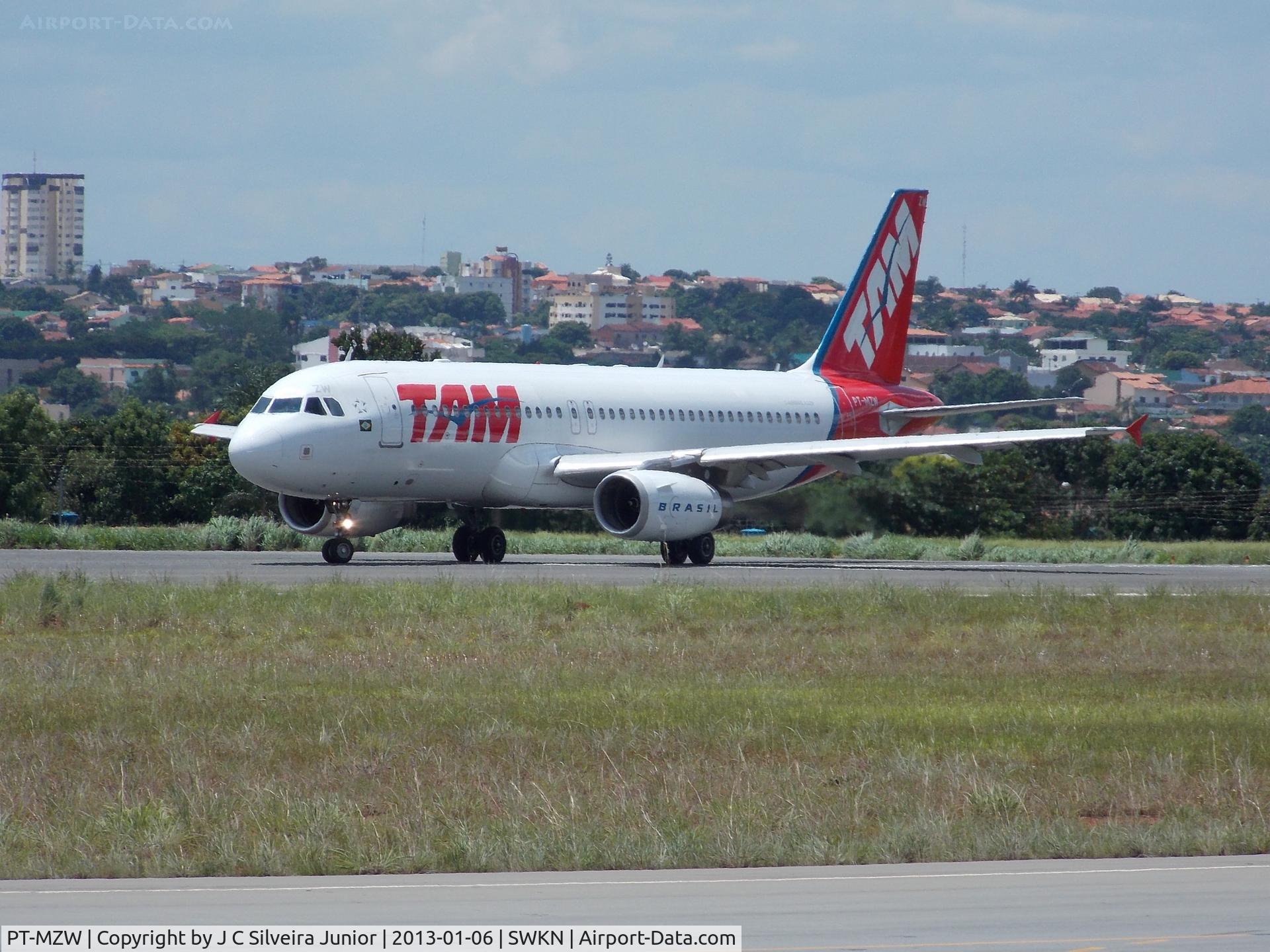 PT-MZW, Airbus A320-232 C/N 1580, Aeroporto Nelson Ribeiro Guimarães, Caldas Novas (CLV/SBCN), em 06 de janeiro de 2013