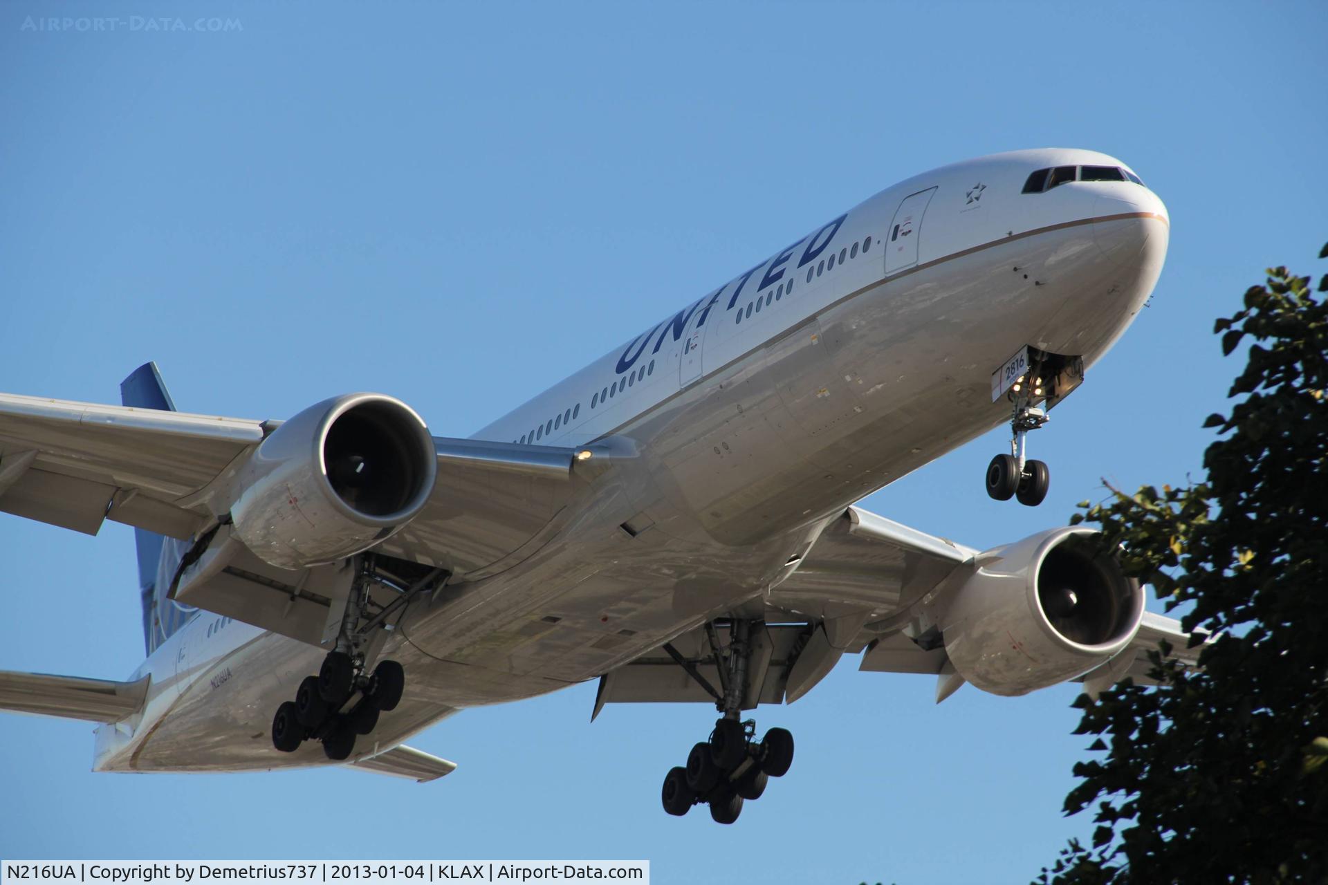 N216UA, 2000 Boeing 777-222 C/N 30549, Long Hauler landing at LAX